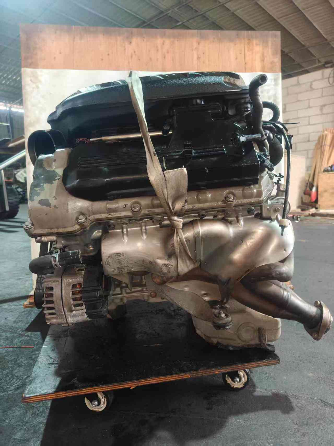 BMW S65 V8 Engine Components and Details