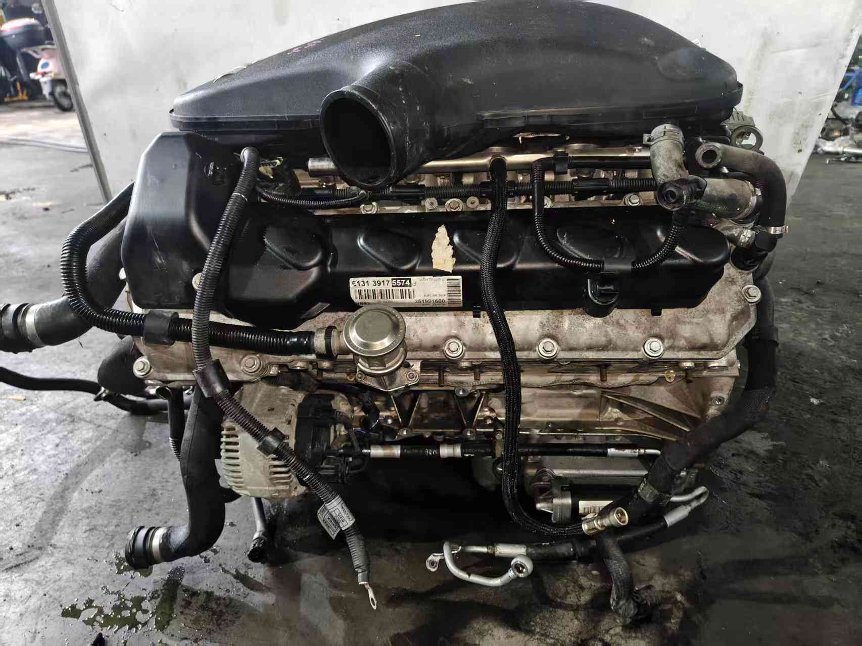 BMW S85 V10 engine cylinder head and mechanical component details