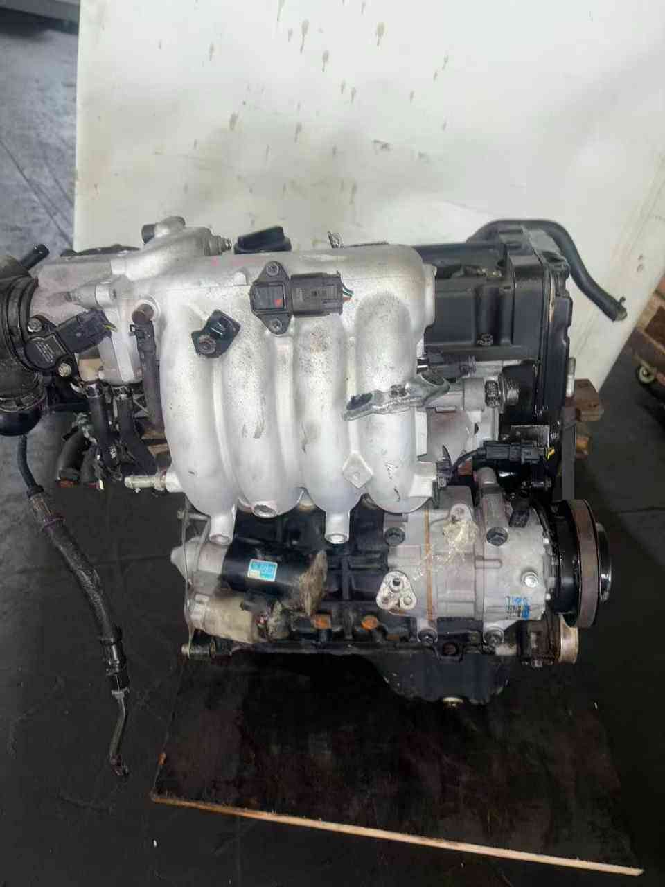Hyundai G4EE engine side view with original components