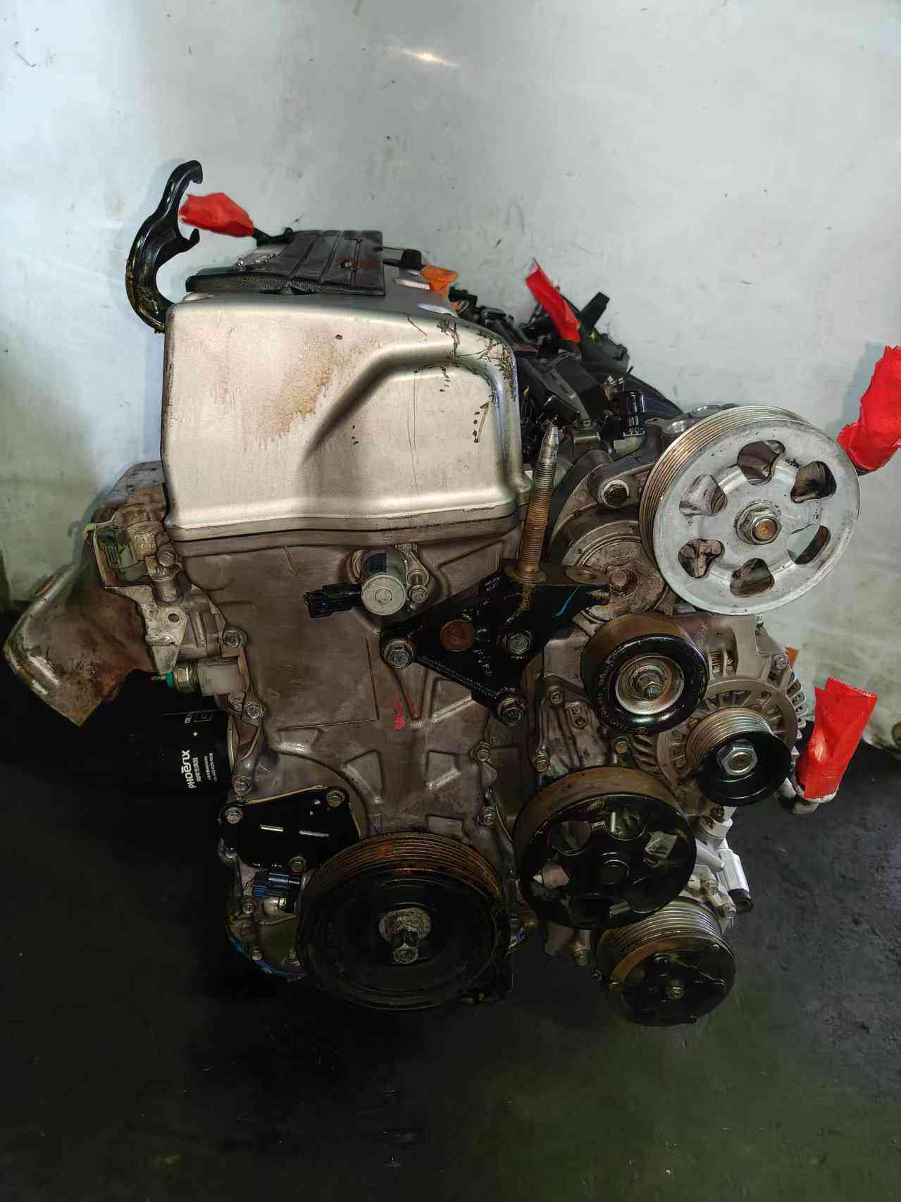 K20A4 engine with alternator and crankshaft pulley