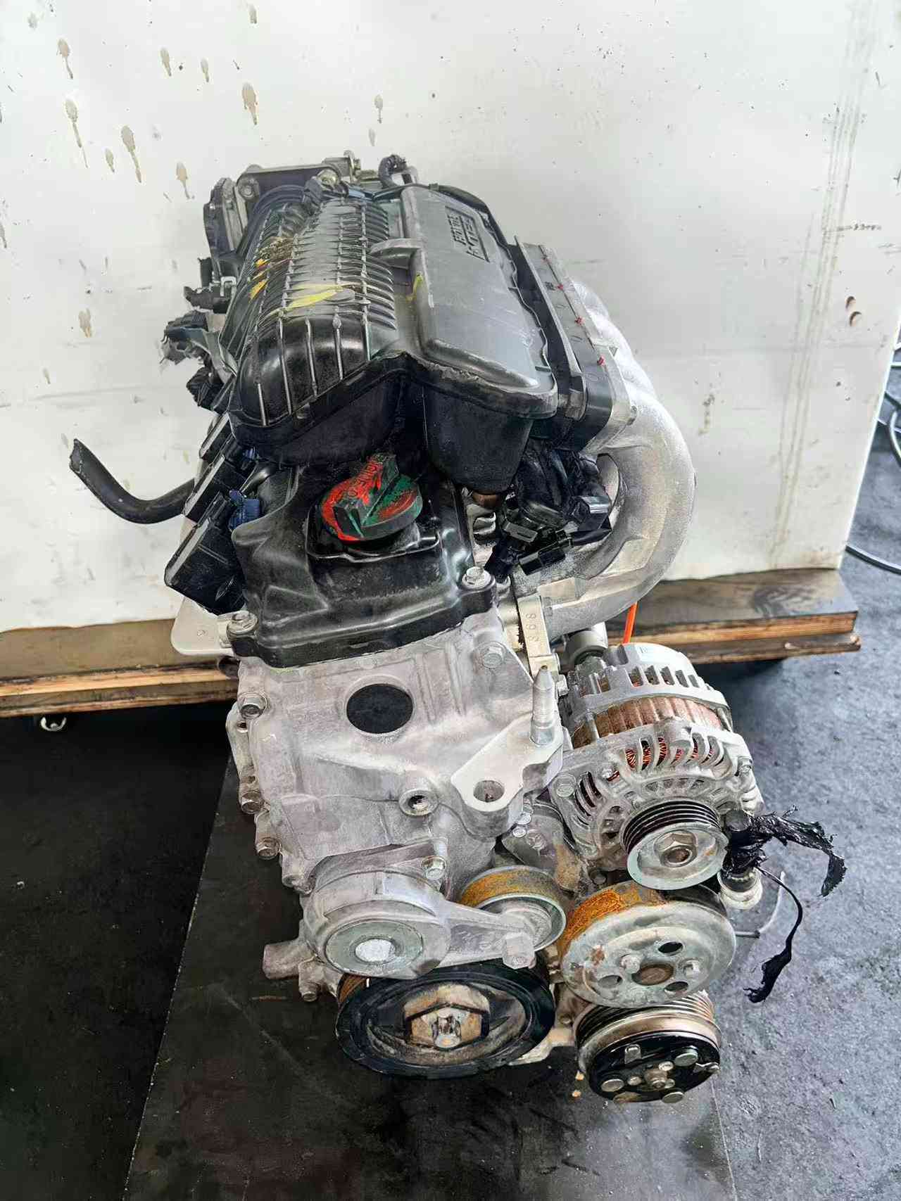 L15A engine assembly with alternator and drive pulley