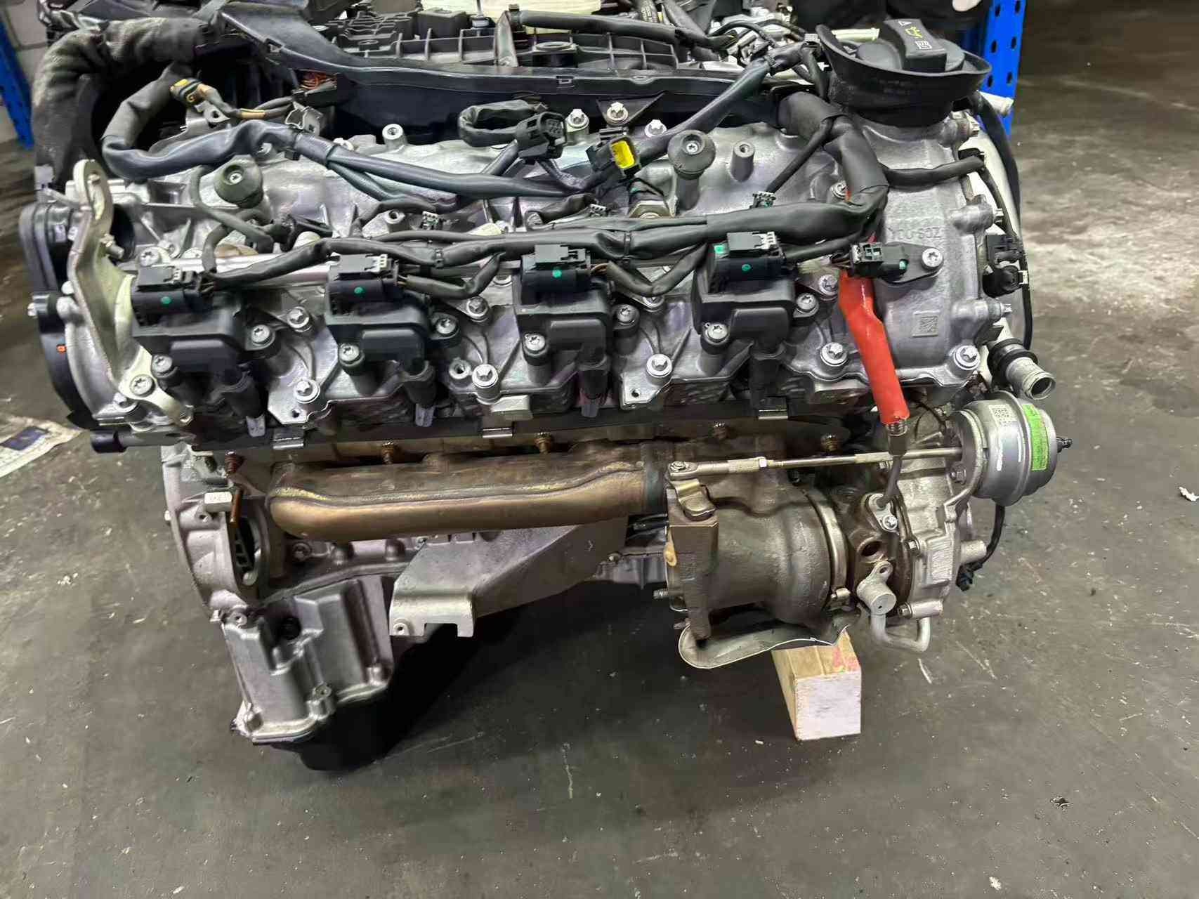 Mercedes Benz M278 engine side view