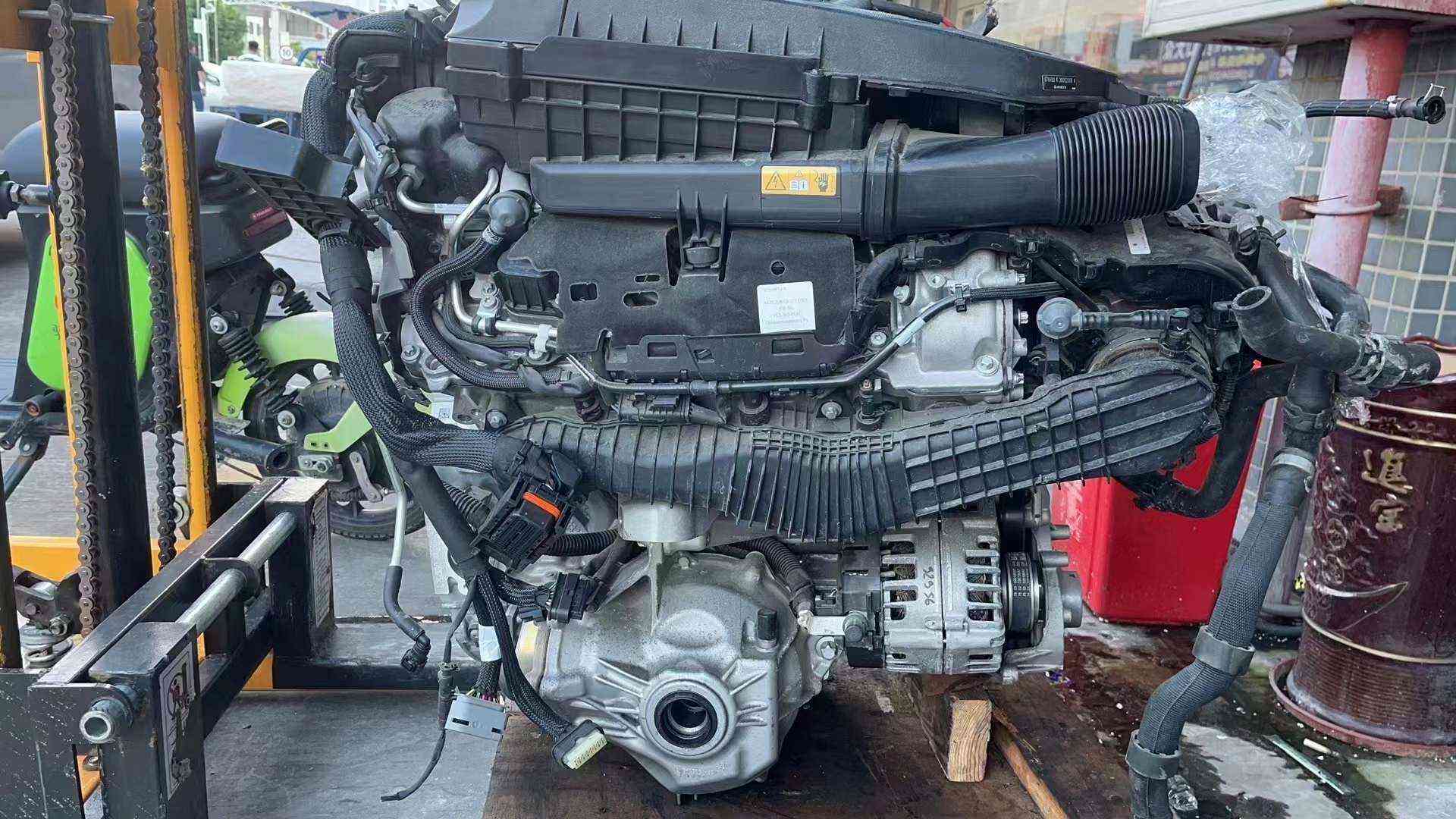 Mercedes Benz M176 engine details