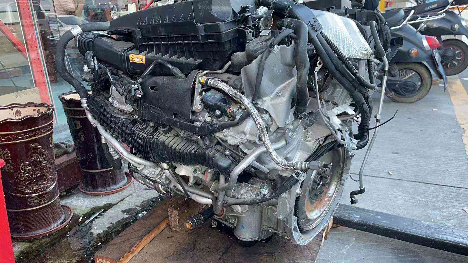 Mercedes Benz M176 engine side view