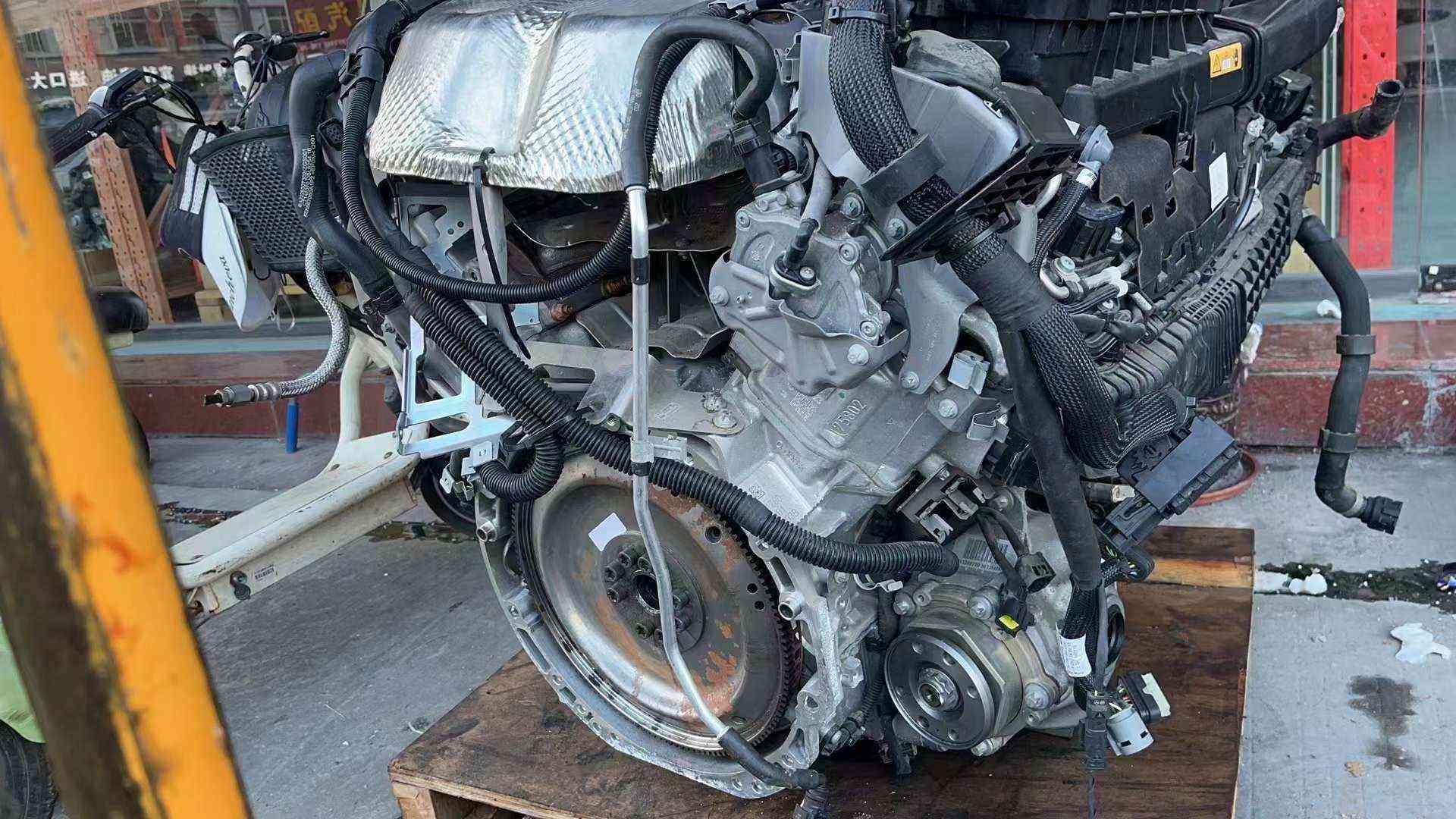 Used Mercedes Benz M176 engine assembly