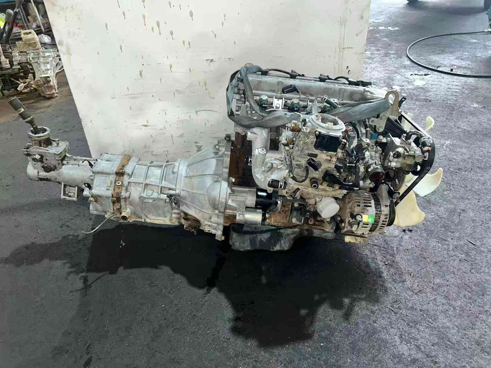 Nissan KA24 engine components and cylinder head detail
