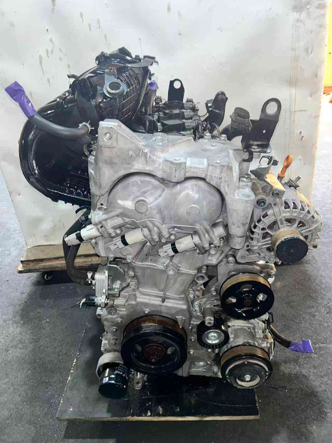 Nissan QR25 engine cylinder head and component detail