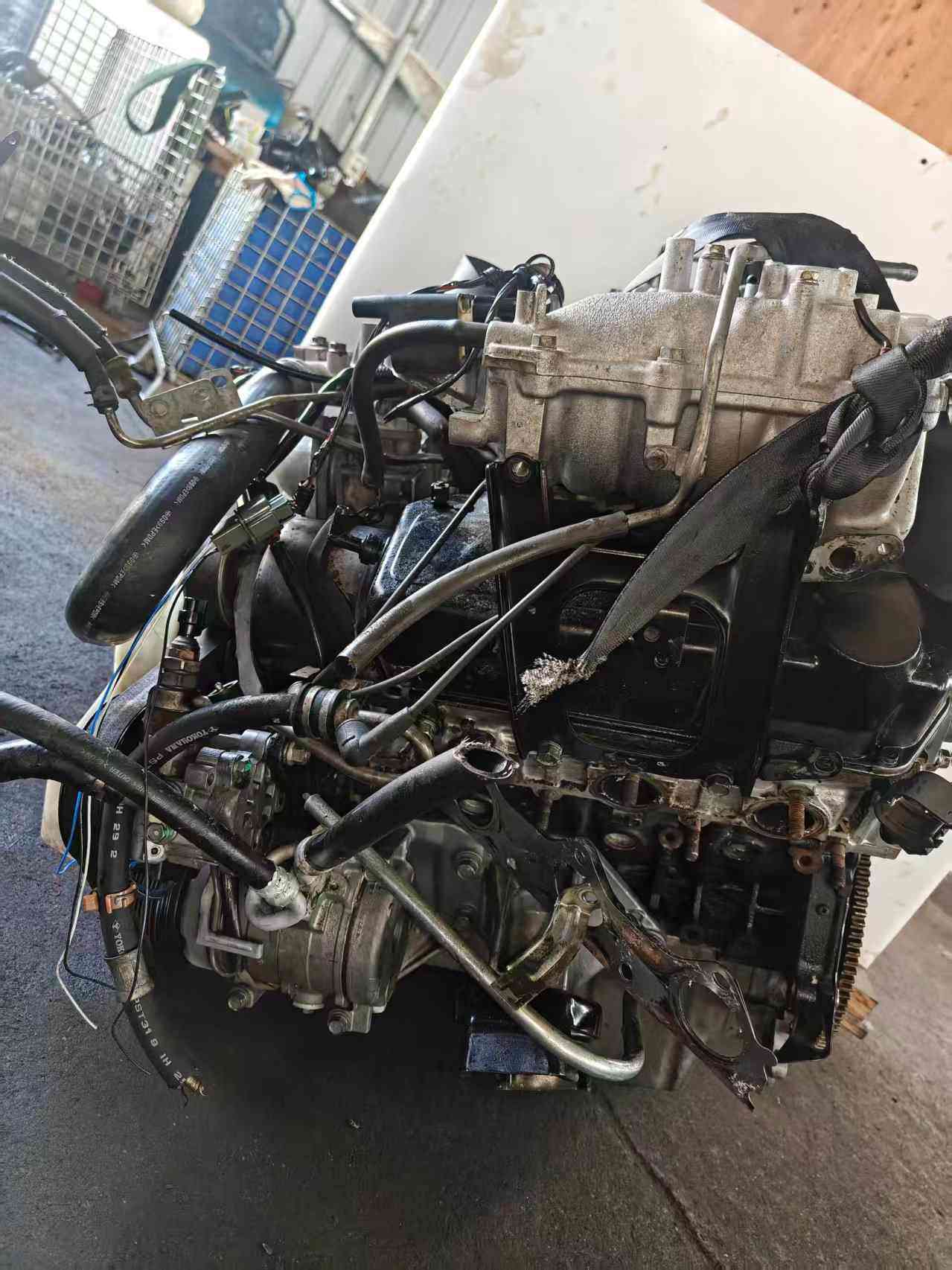 Mitsubishi 6G72 engine components and detail view