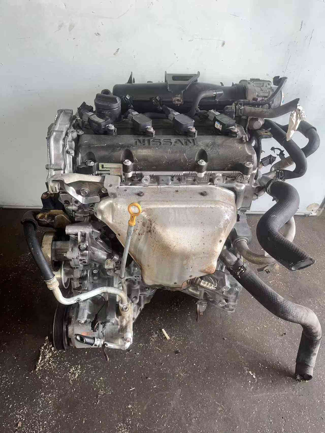 Nissan QR20 engine components and detail view