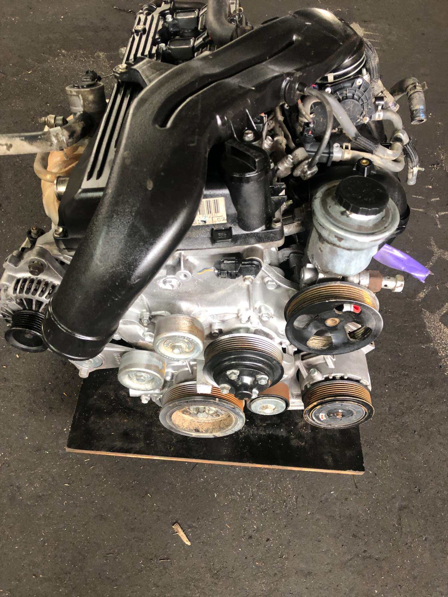 Toyota 2TR-FE engine components and accessory details