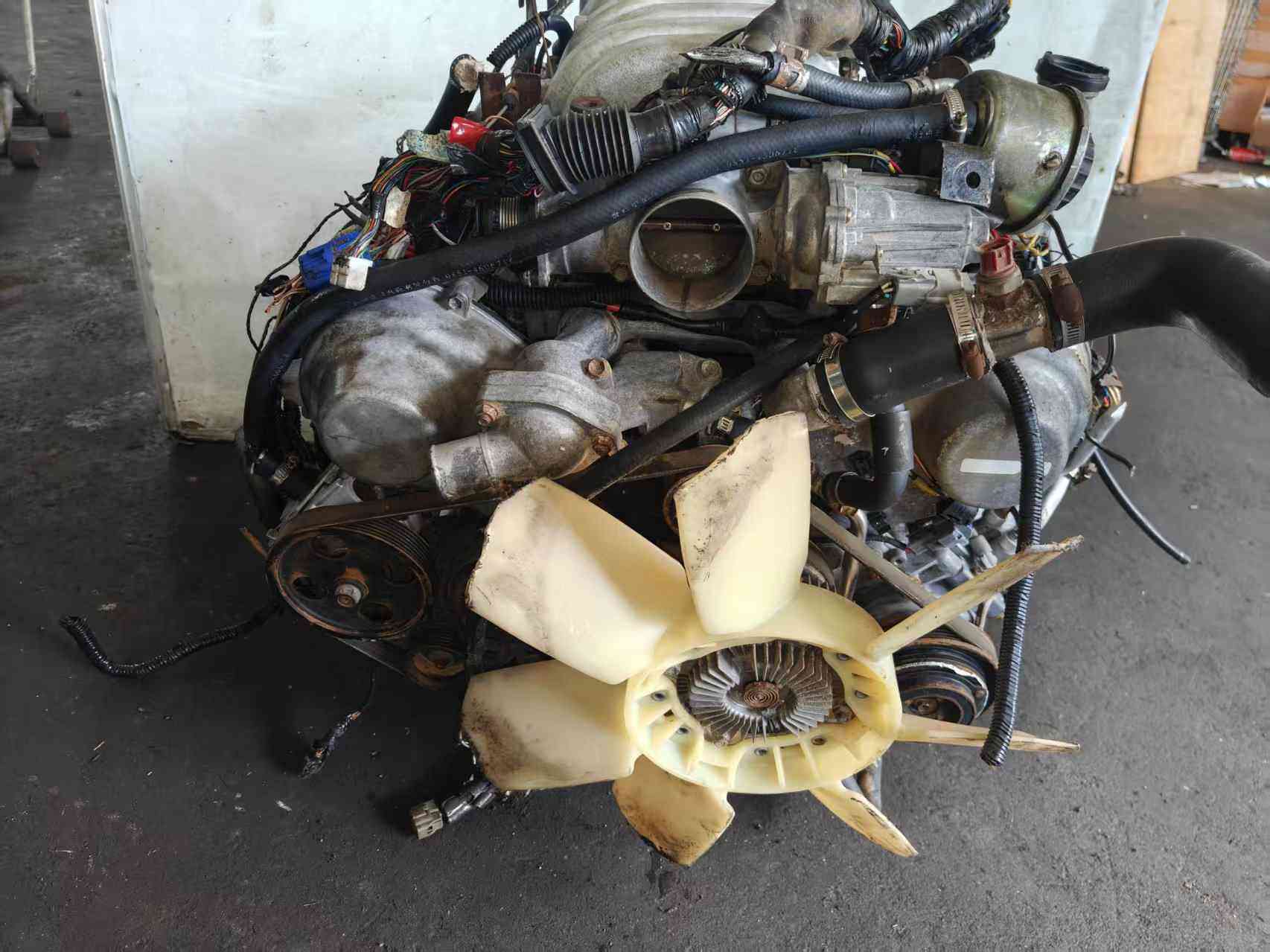 Toyota 2UZ-FE engine components and V8 mechanical details