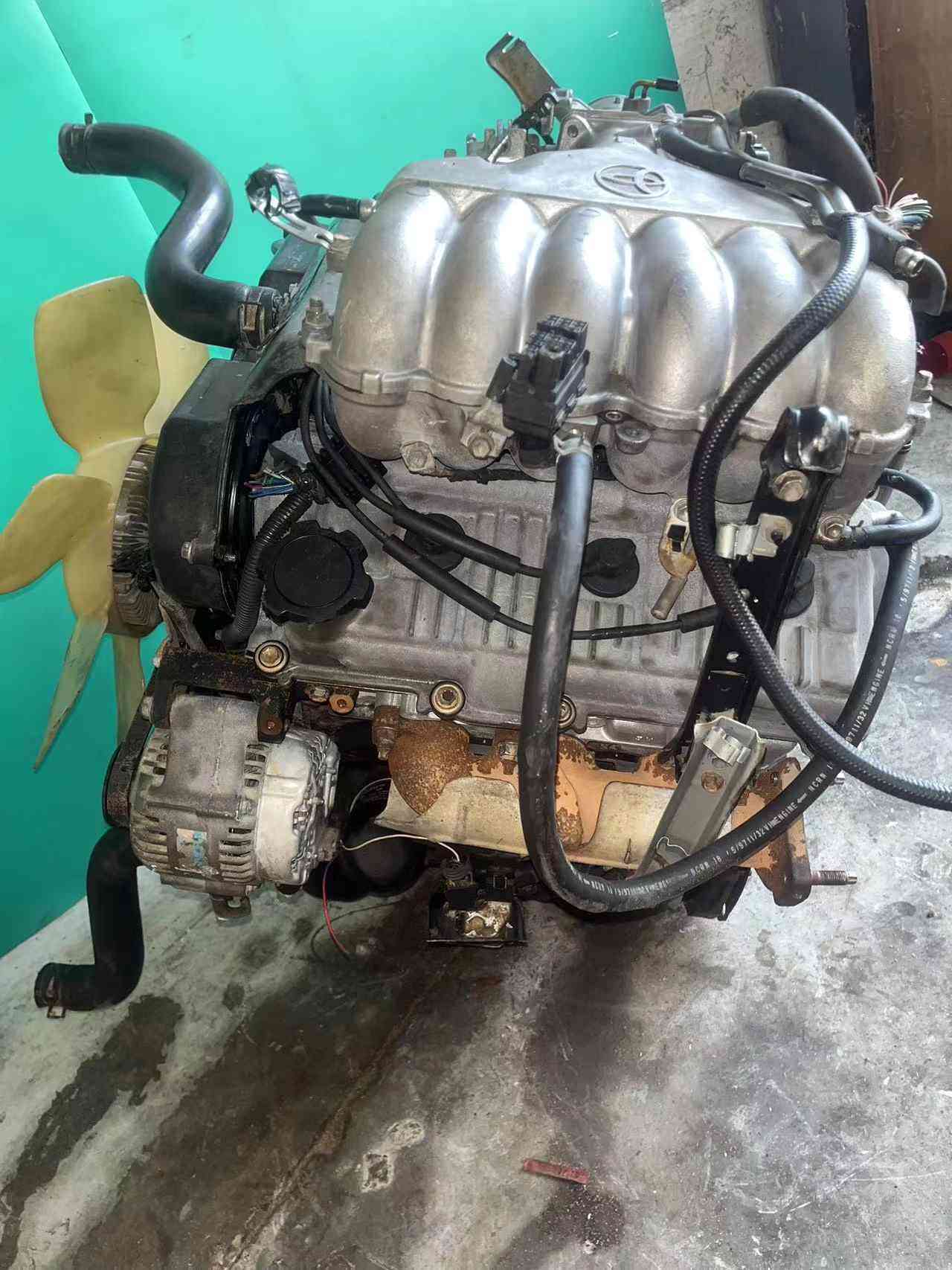 Toyota 5VZ-FE engine cylinder head and mechanical component details