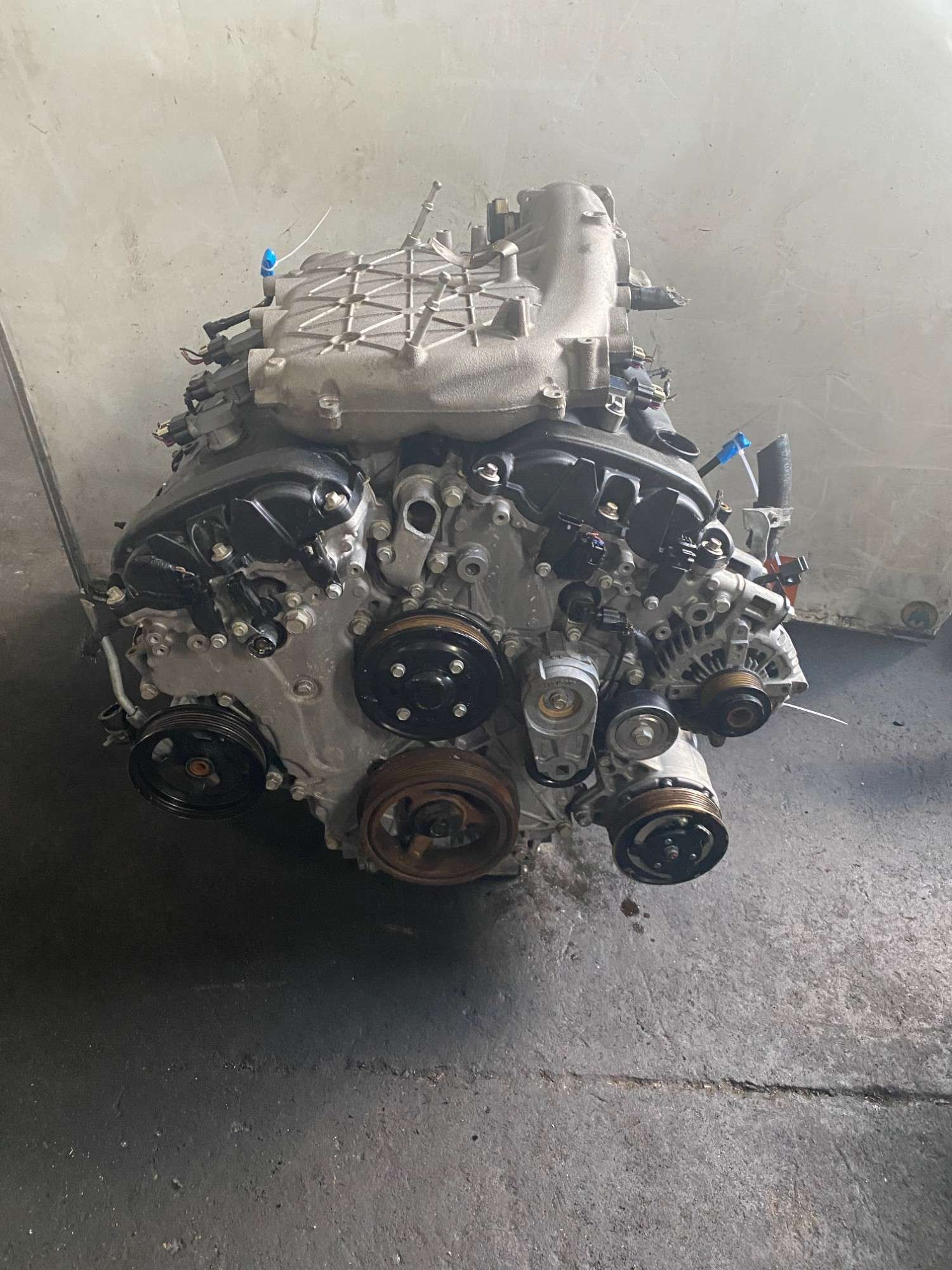 Side view of a complete Chevy LLT engine assembly