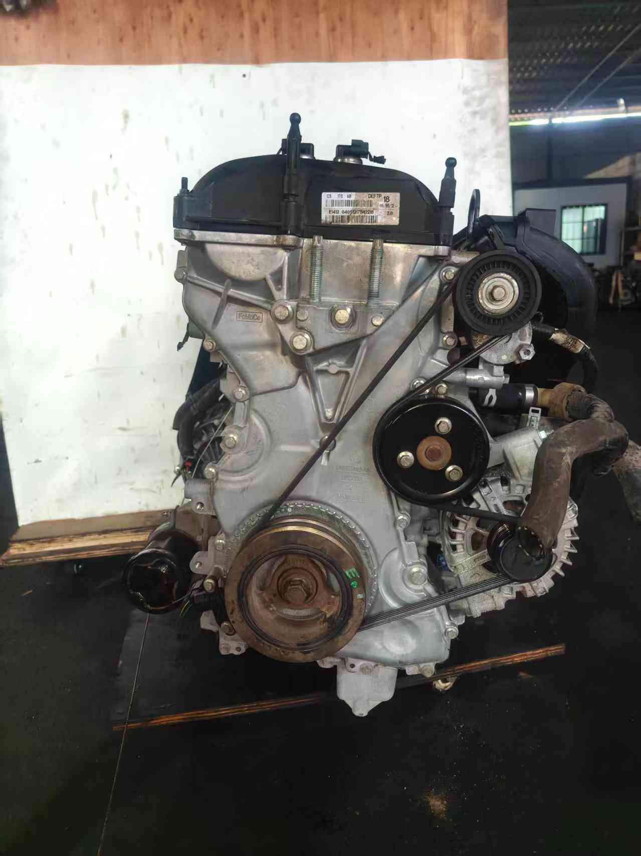 Ford 2.0 Duratec engine front view with timing cover and crankshaft pulley