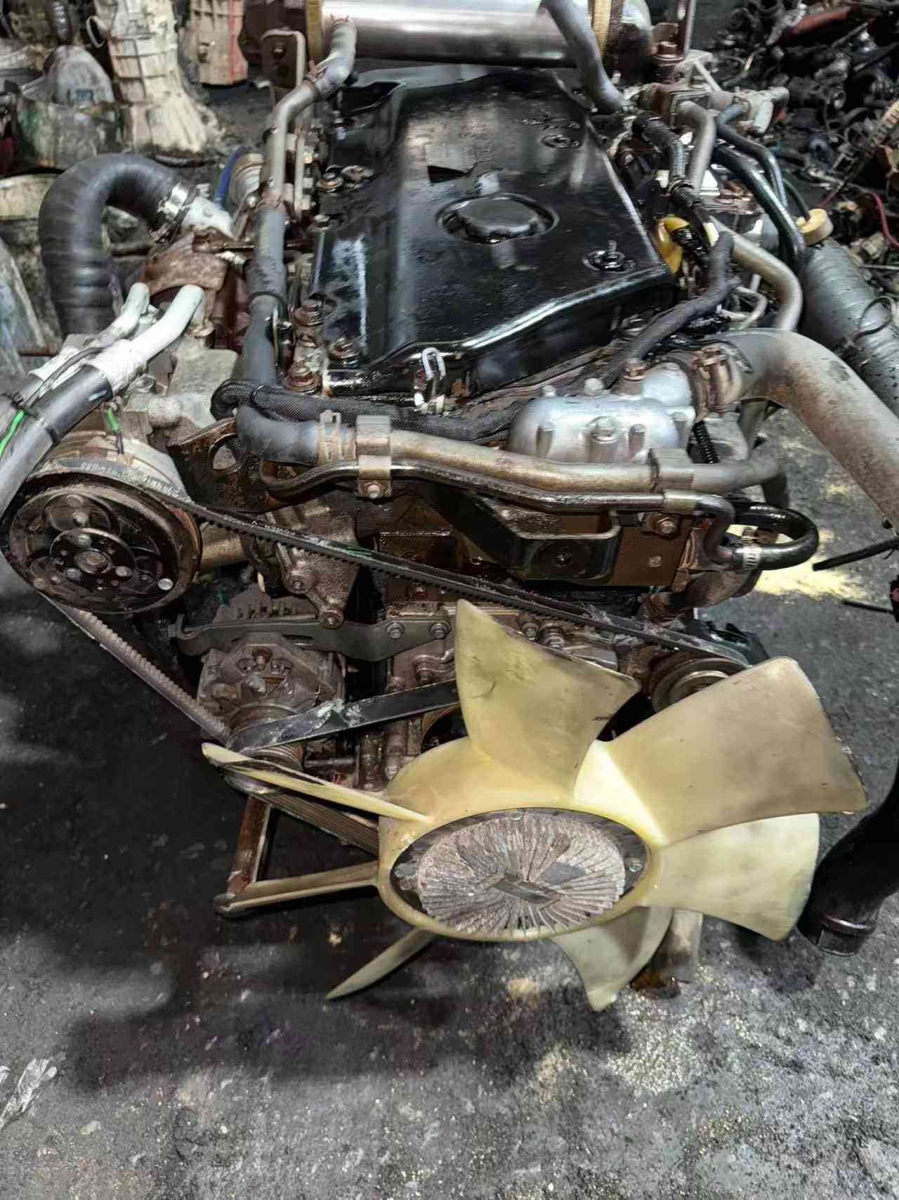 4HK1 diesel motor turbocharger side with AC compressor and alternator