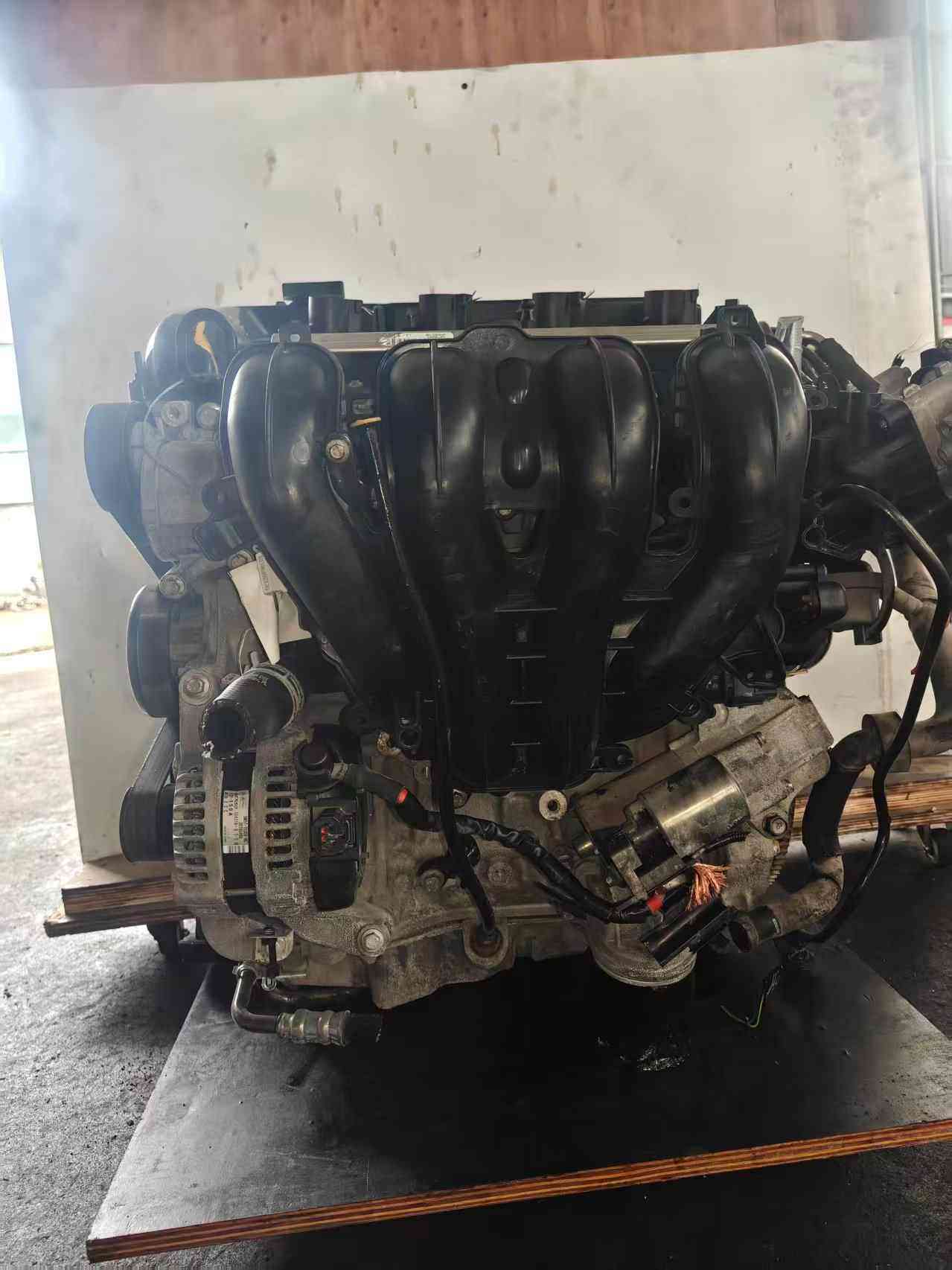 Volvo B4204S3 engine side view inspection