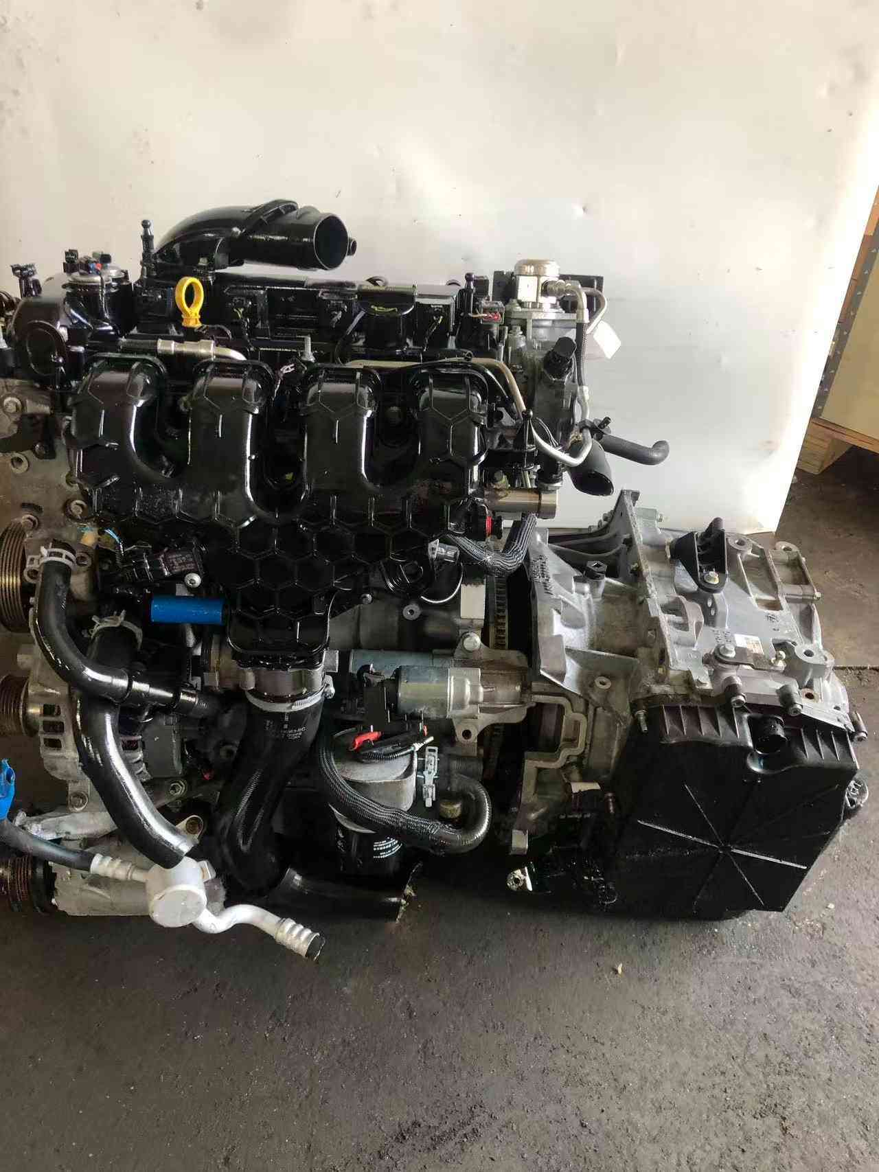 Volvo B4204T7 engine side view inspection