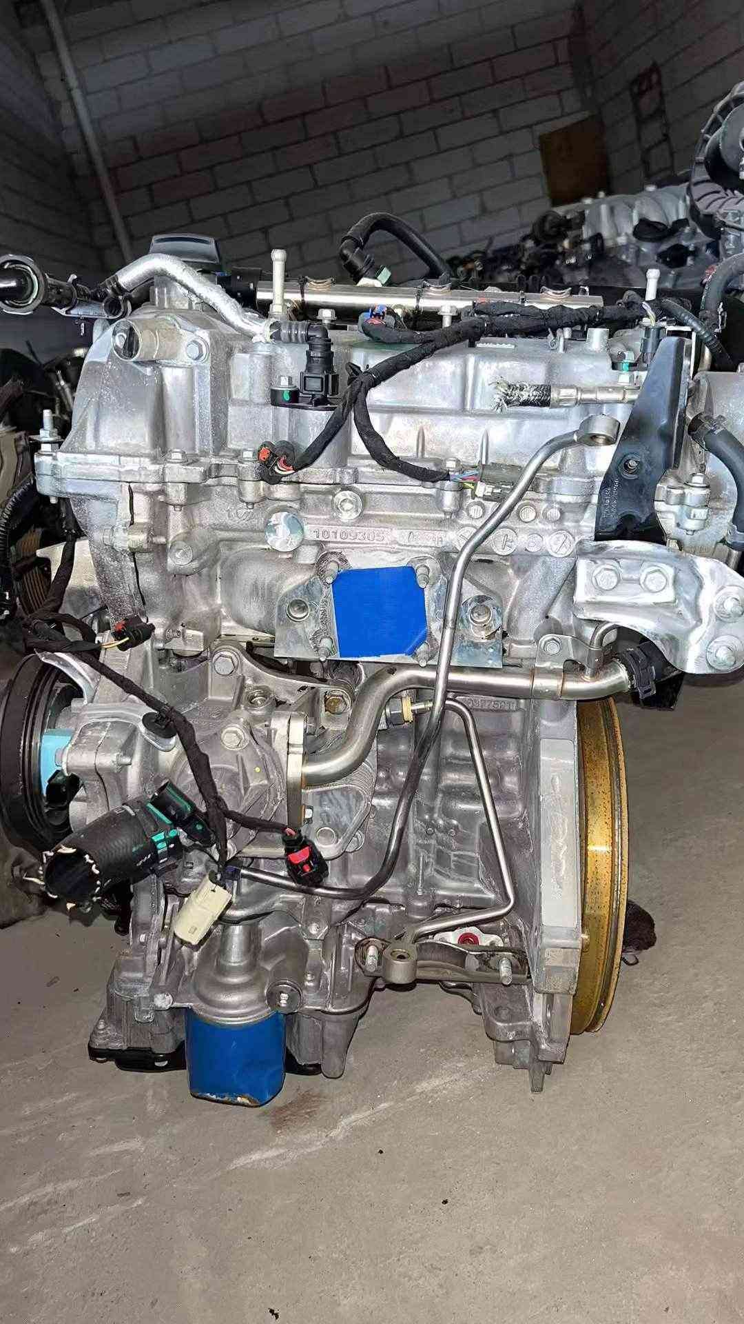 The side profile of the Roewe 10E4E engine, showcasing its compact 3-cylinder design.