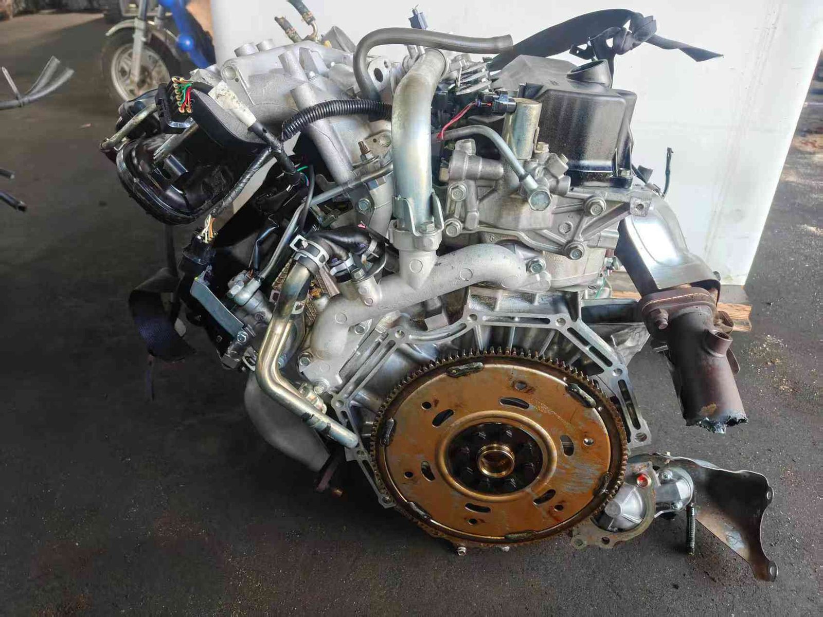 Newer model of the Mitsubishi 6B31 V6 engine unit in pristine condition.