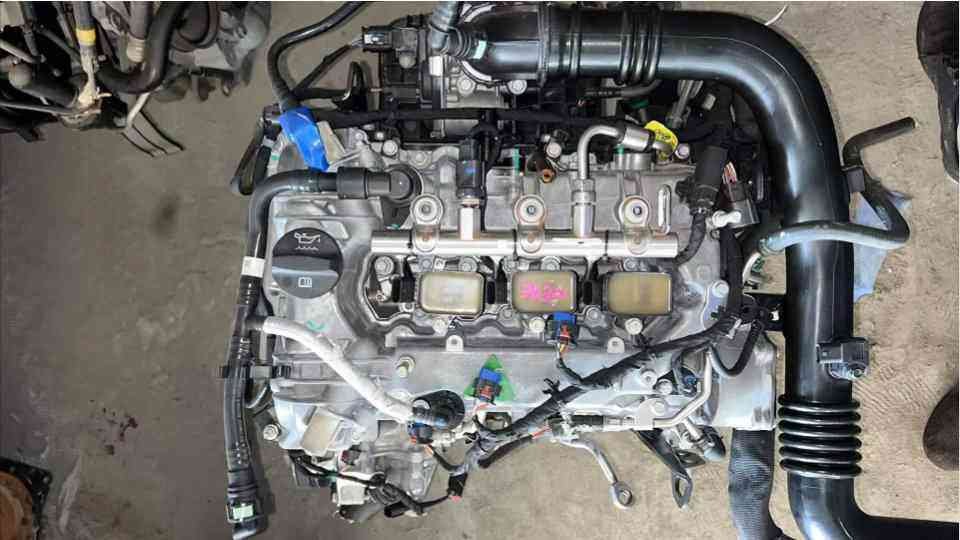 An informative view of the intake manifold and fuel system components of the Roewe 10E4E powertrain.