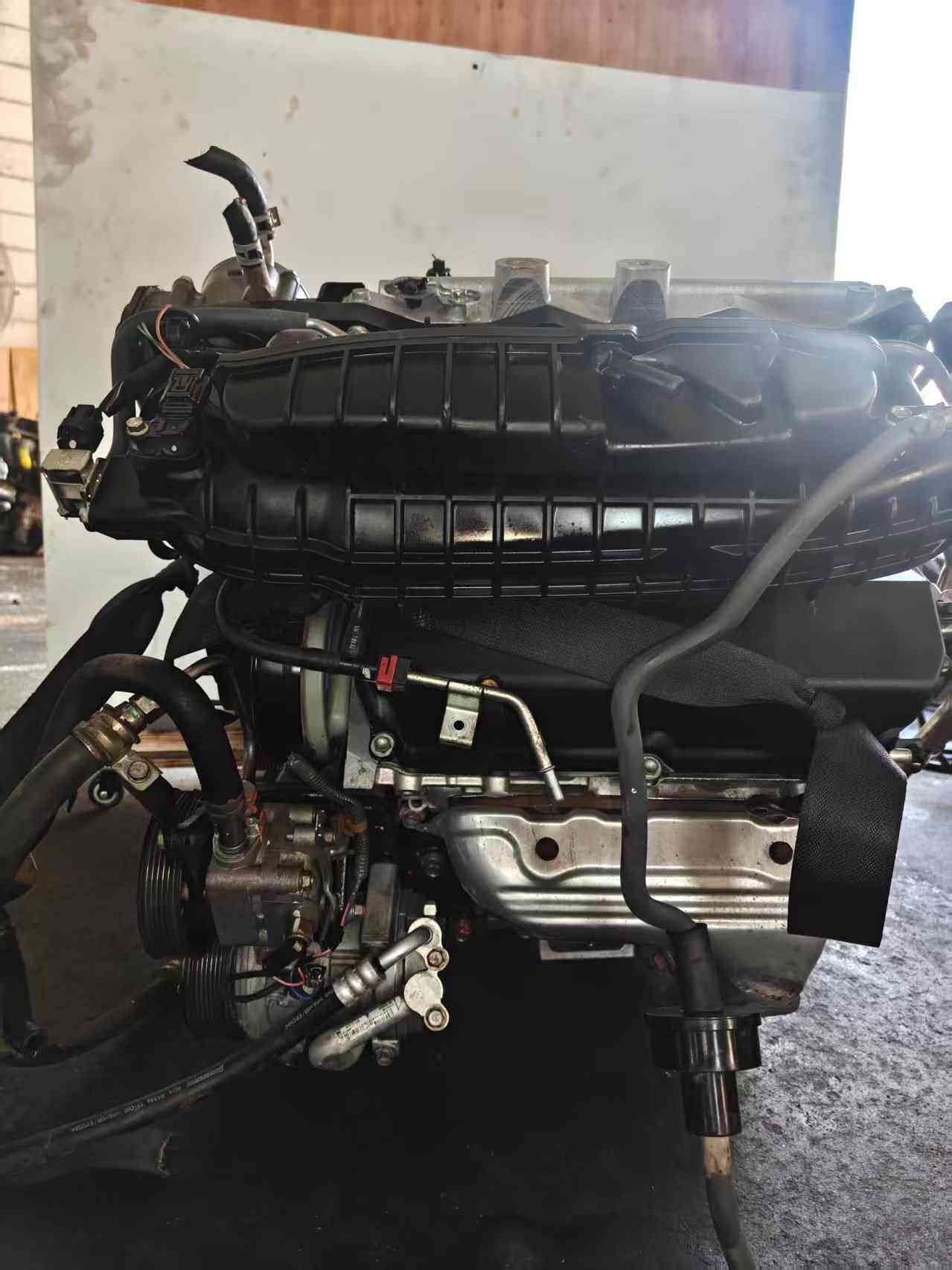 Top-view of a genuine used Mitsubishi 6B31 engine for heavy-duty SUV use.