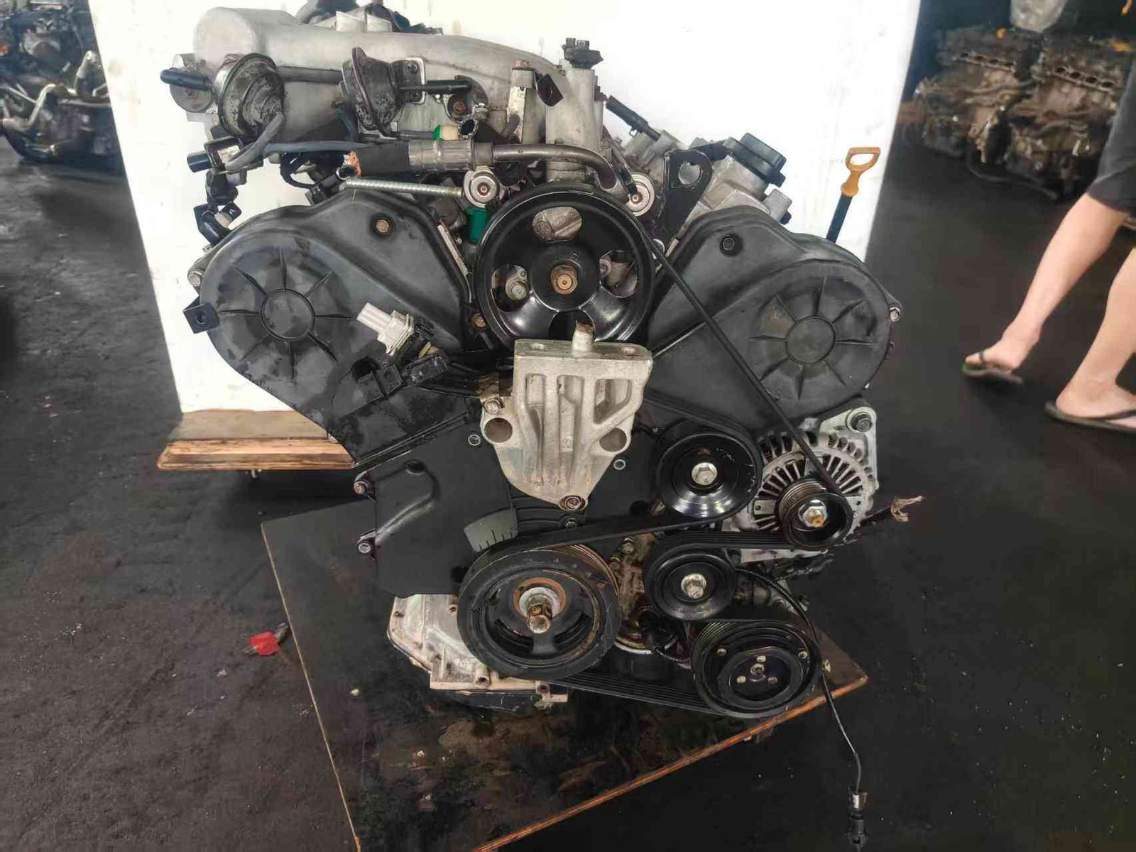 Genuine used Hyundai Grandeur 2.7L V6 engine (G6EA) drive belt and alternator side view for sale