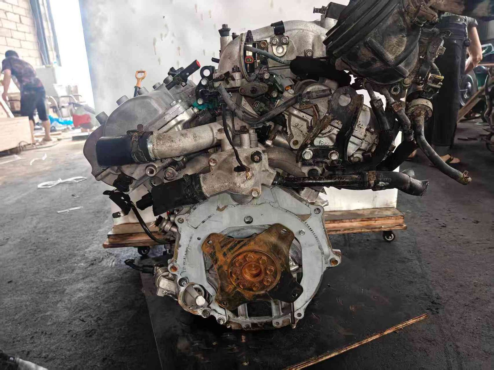 Genuine used Hyundai Grandeur 2.7L Mu V6 engine (G6EA) complete assembly on pallet for sale - ready for shipment