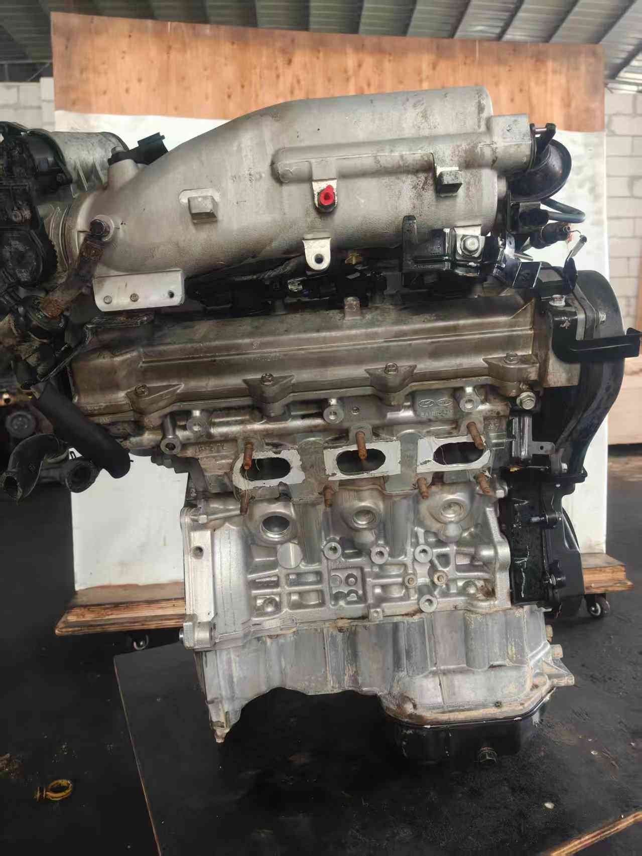 Genuine used Hyundai Grandeur 2.7L V6 engine (G6EA) intake side view for sale - intake manifold and brand stamping