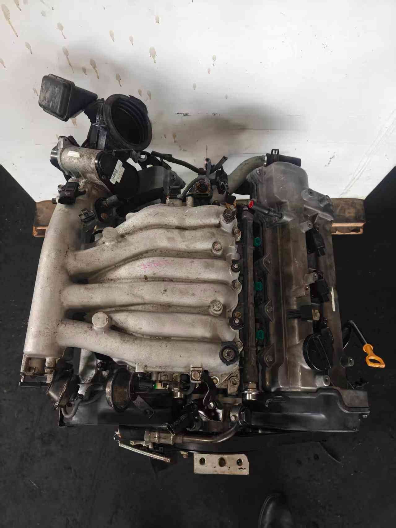 Genuine used Hyundai Grandeur 2.7L V6 engine (G6EA) intake manifold close-up for sale - aluminium intake runners and dipstick