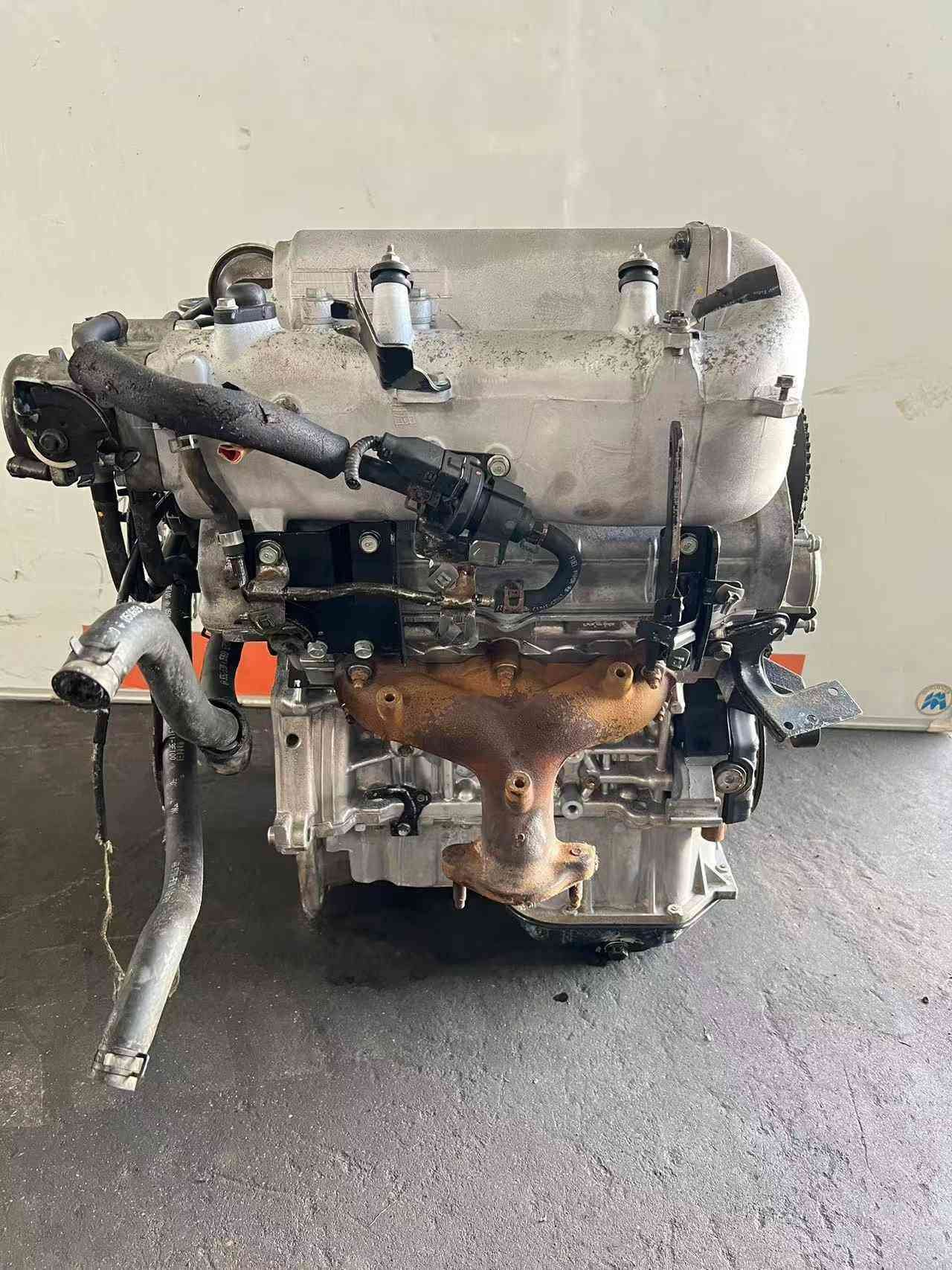 Genuine used Hyundai Sonata 2.7L V6 engine (G6BA) exhaust manifold side view for sale - used engine with exhaust manifolds
