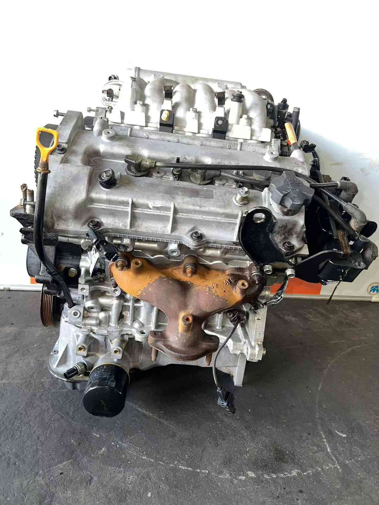 Genuine used Hyundai Sonata 2.7L Delta V6 engine complete assembly (G6BA) front view for sale - silver block and oil filter