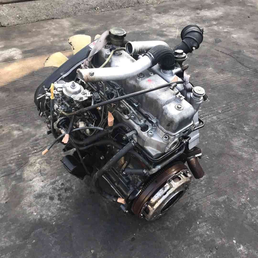 Genuine used Hyundai Starex 2.5L turbo diesel engine (D4BH) opposite side view for sale - protective boots, cooling fan and auxiliary parts