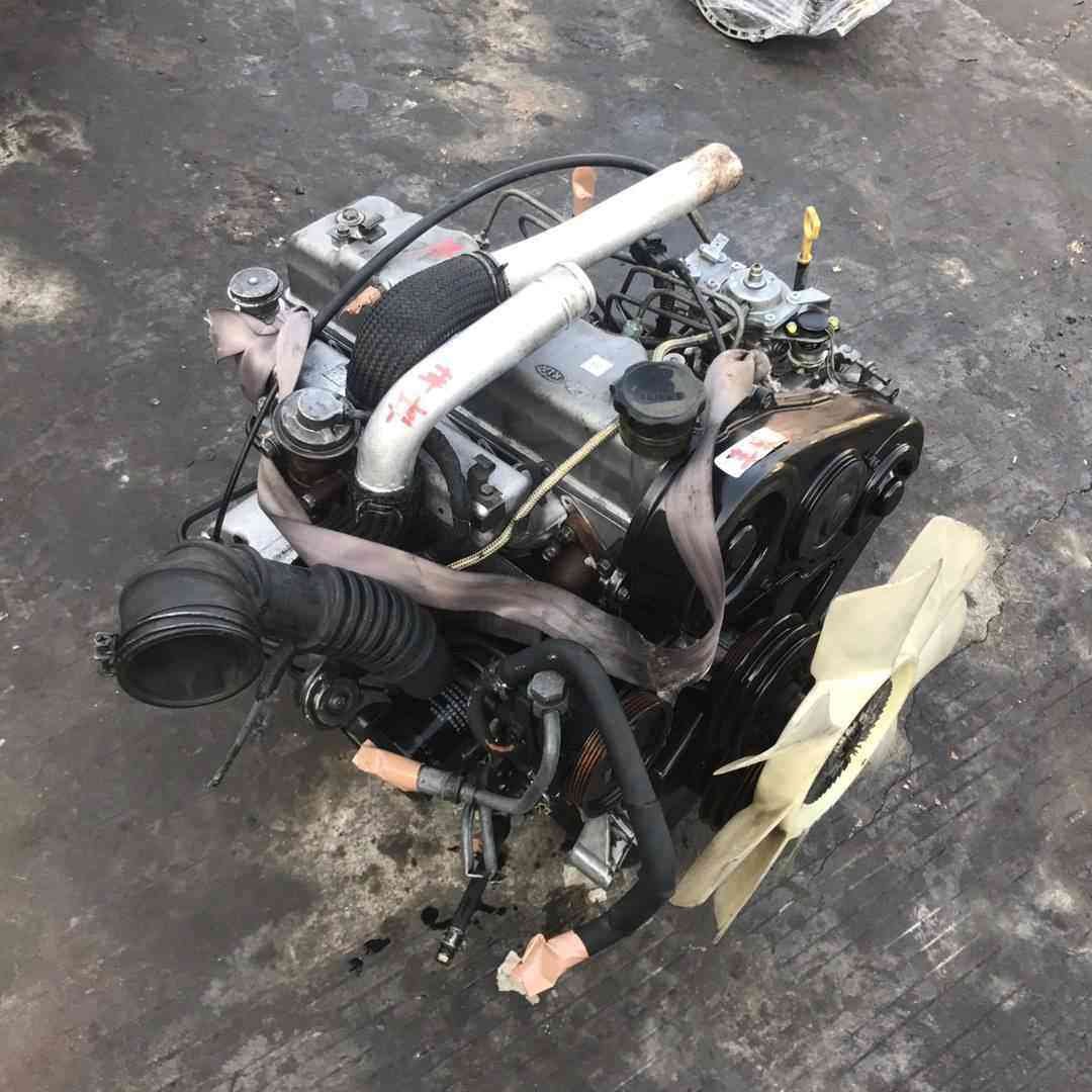 Genuine used Hyundai Starex 2.5L turbo diesel engine (D4BH) cooling fan and accessories angle for sale - fan shroud, pipes and attachments