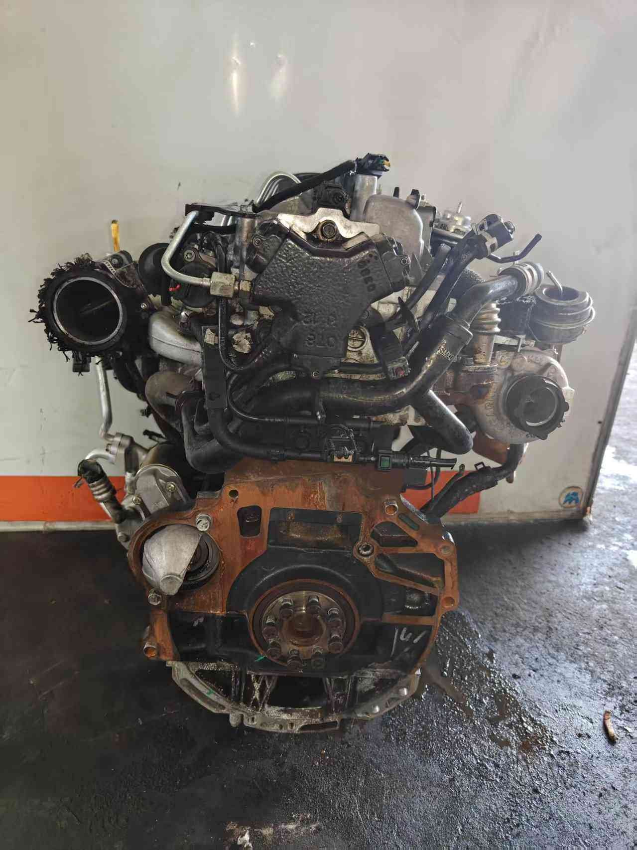 Genuine used Hyundai Tucson 2.0L CRDi diesel engine (D4EA) air intake side view for sale - intake duct, seals and engine block