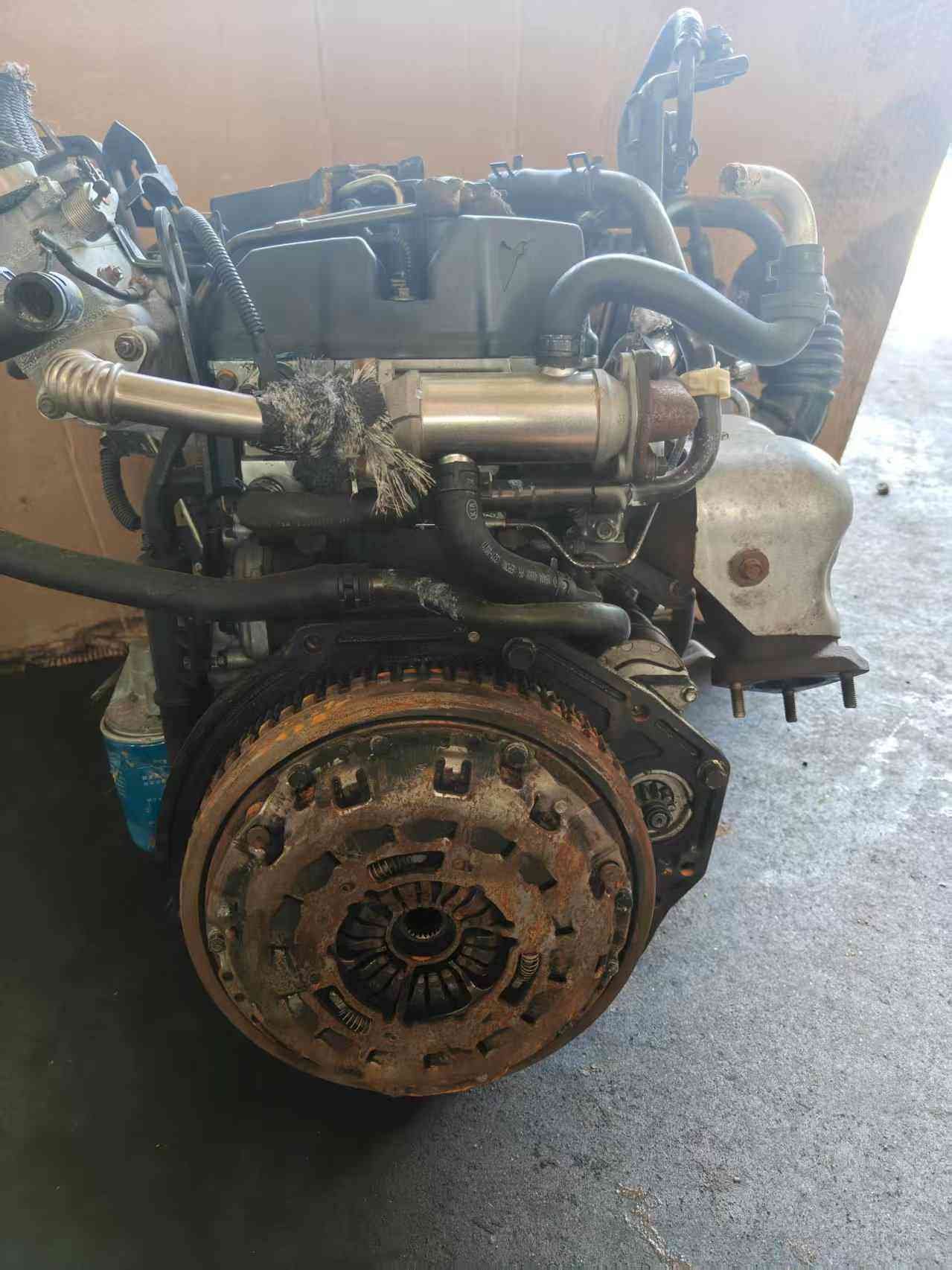 Genuine used Kia Carnival 2.9L turbo diesel engine (J3) front end close-up for sale - clutch pressure plate and pipes