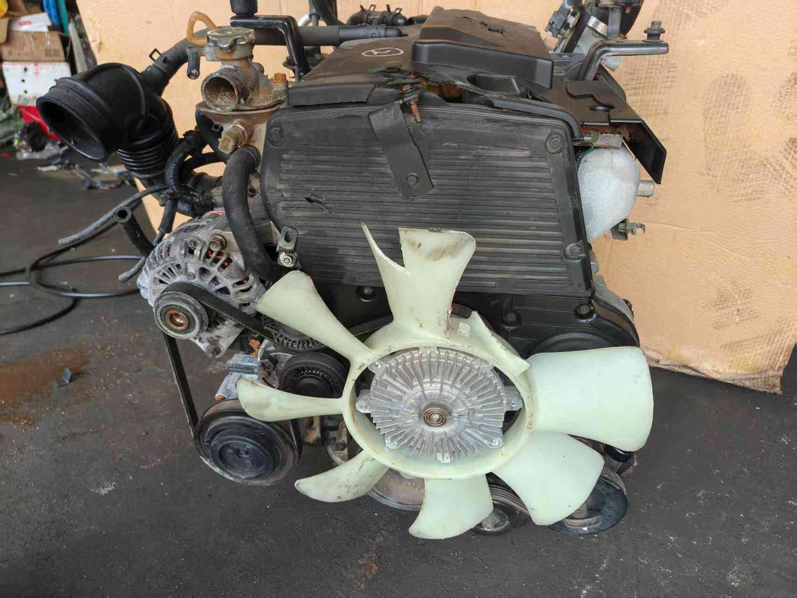 Genuine used Kia Carnival 2.9L turbo diesel engine (J3) cooling fan and alternator side view for sale