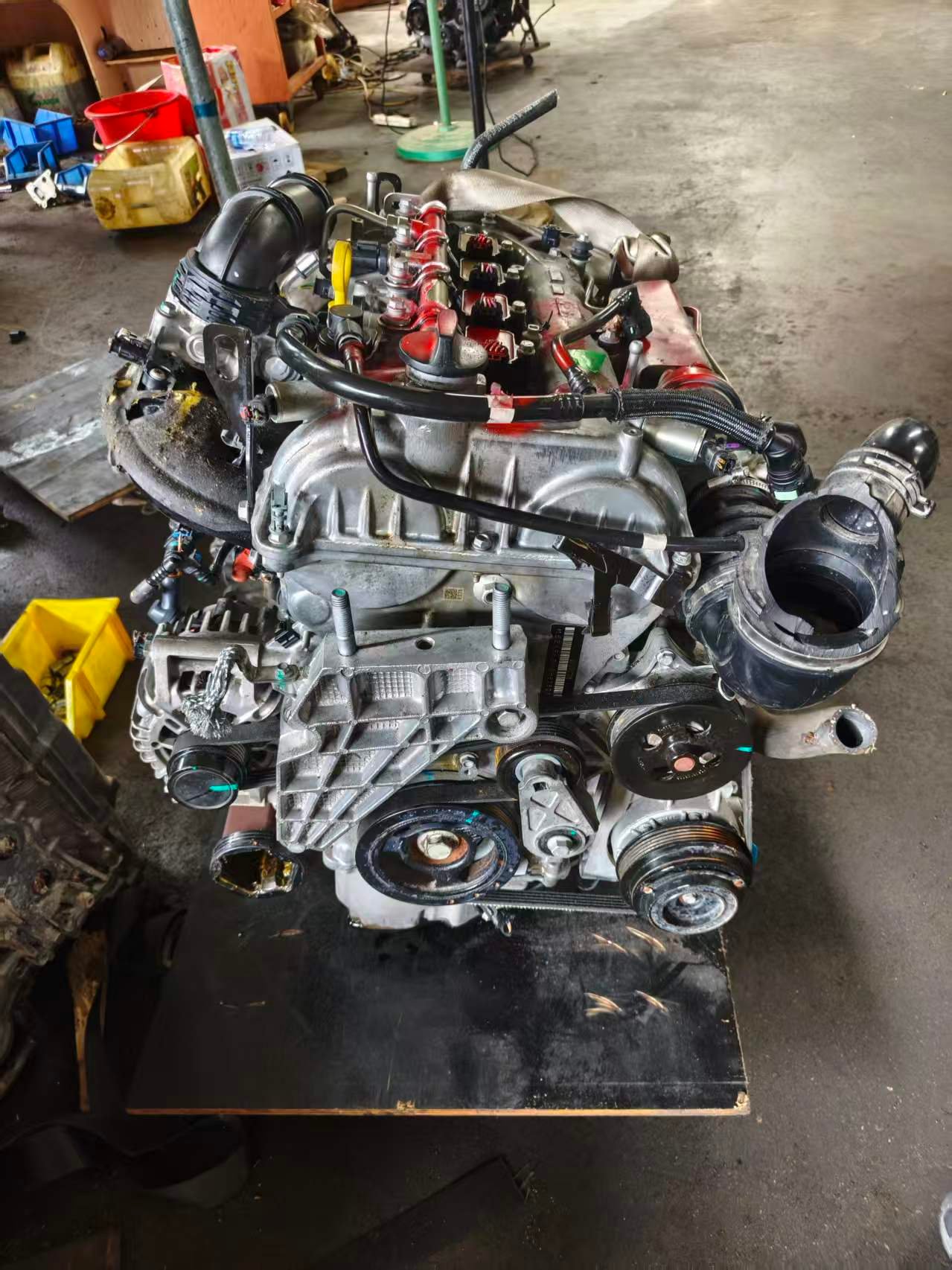 Detailed connection of the intercooler piping on an MG HS 15E4E powertrain.