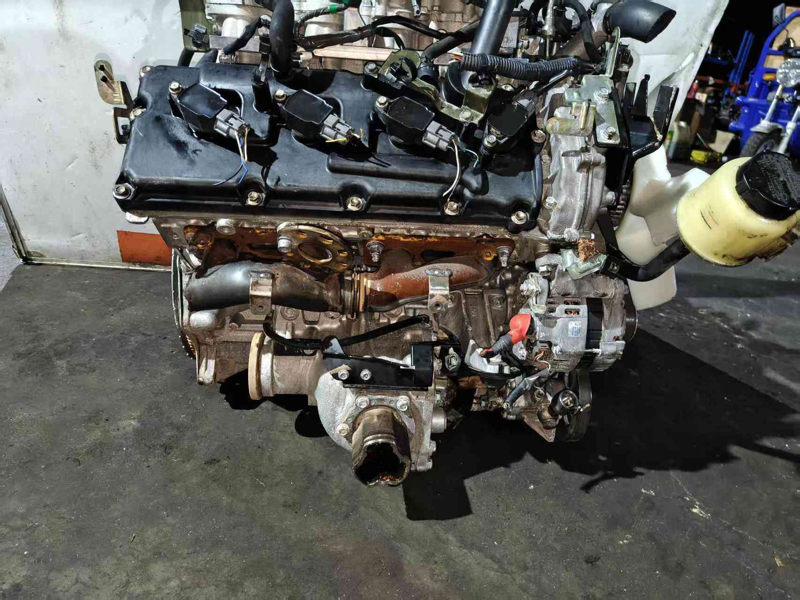 Nissan VK45DE automotive engine shown for B2B replacement applications