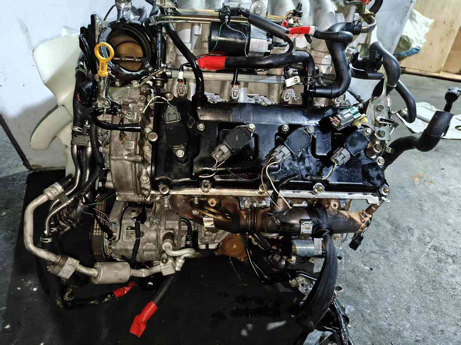 Nissan VK45DE replacement engine for vehicle repair and parts distribution