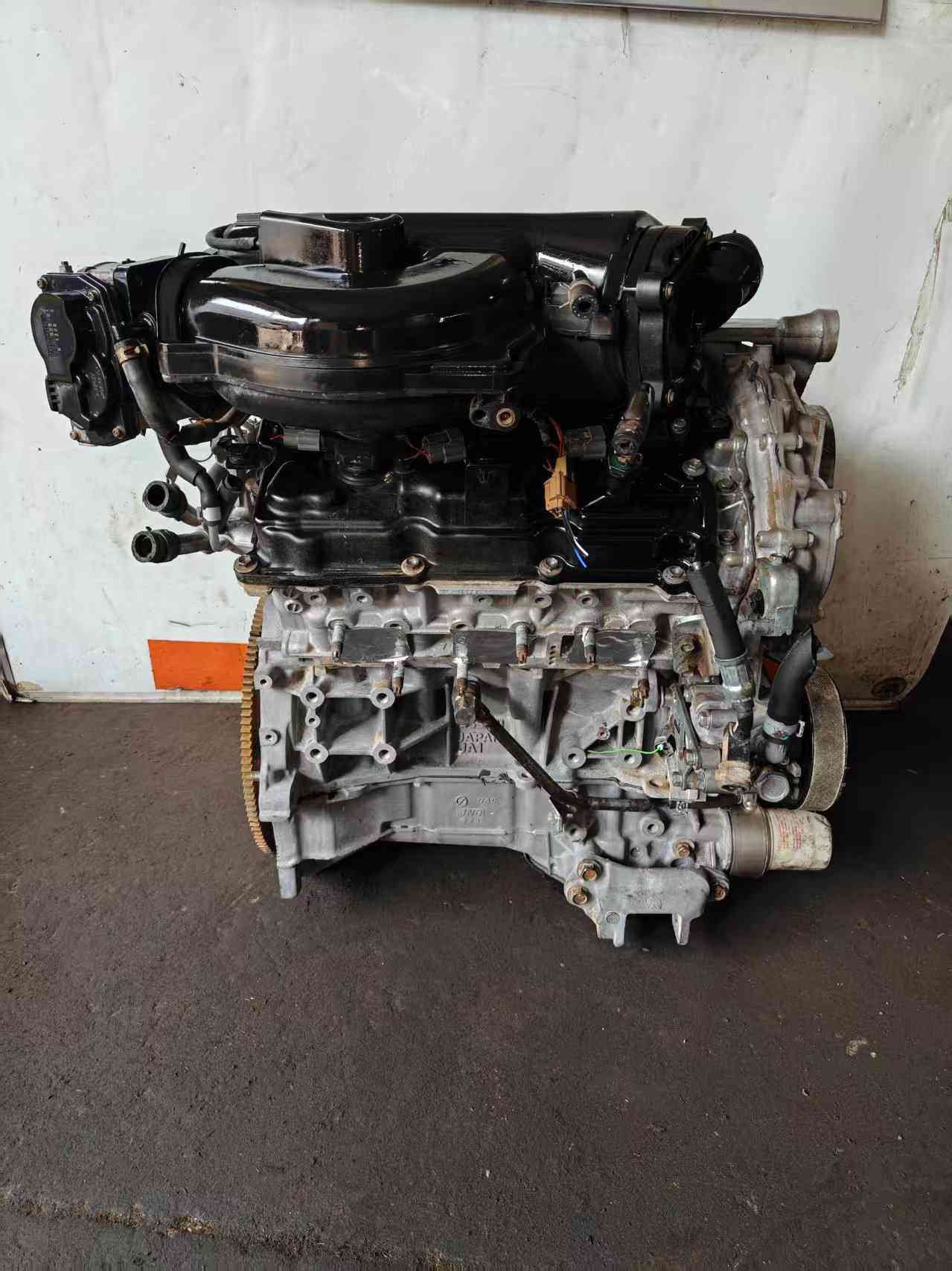 Nissan VQ35DE replacement engine for vehicle repair and parts distribution
