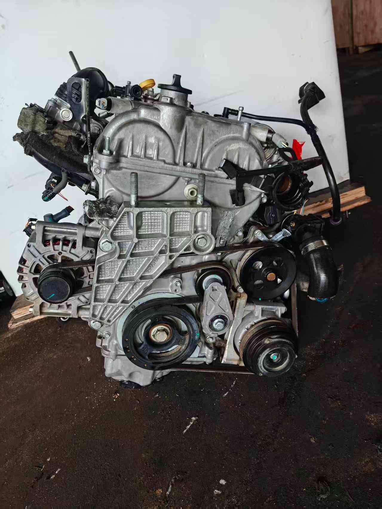 A quality-checked LE2 engine unit, ready for professional replacement in compatible models.