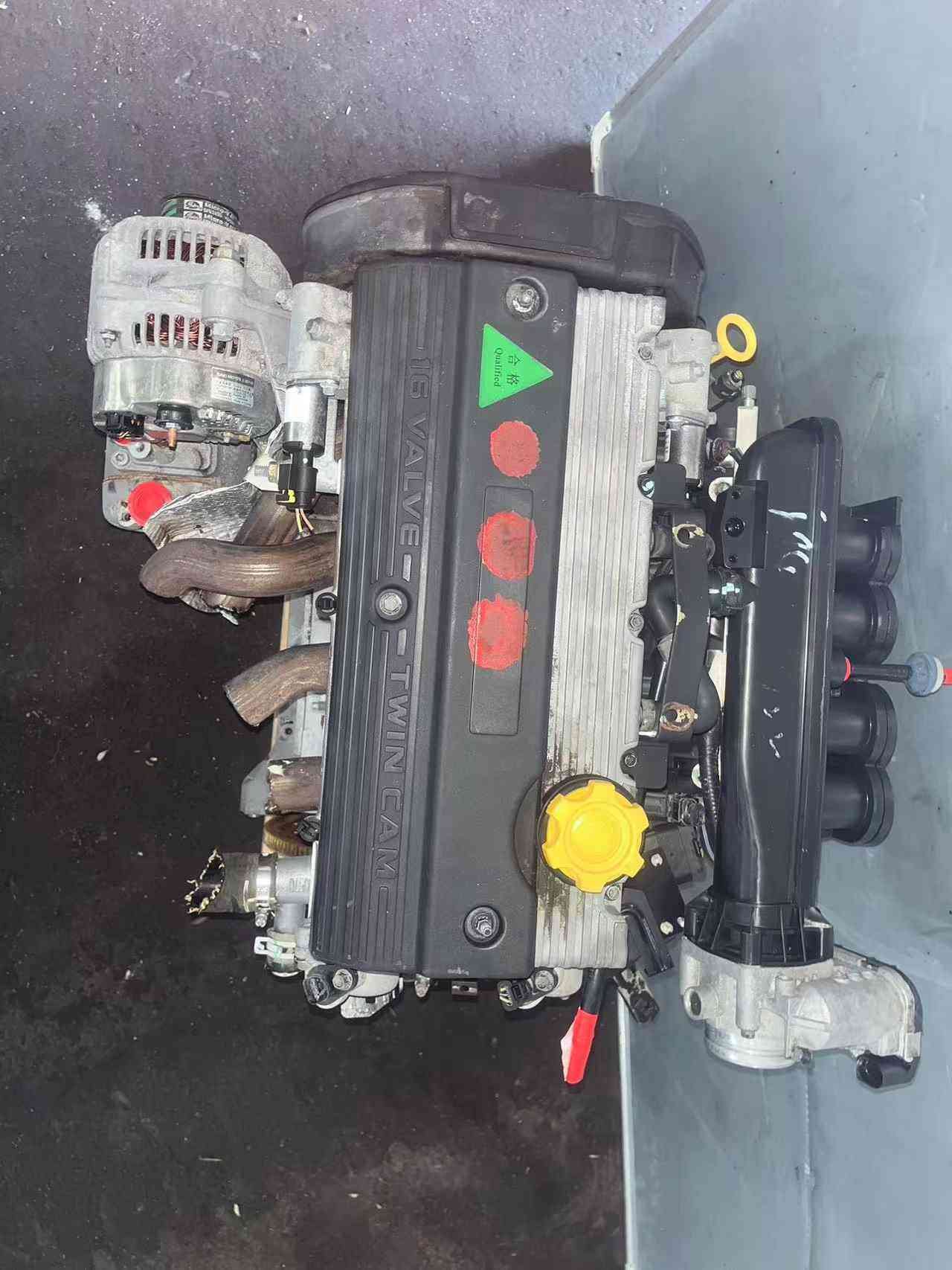 Inspecting the head gasket area on a Roewe 550 18K4C engine during a service check.