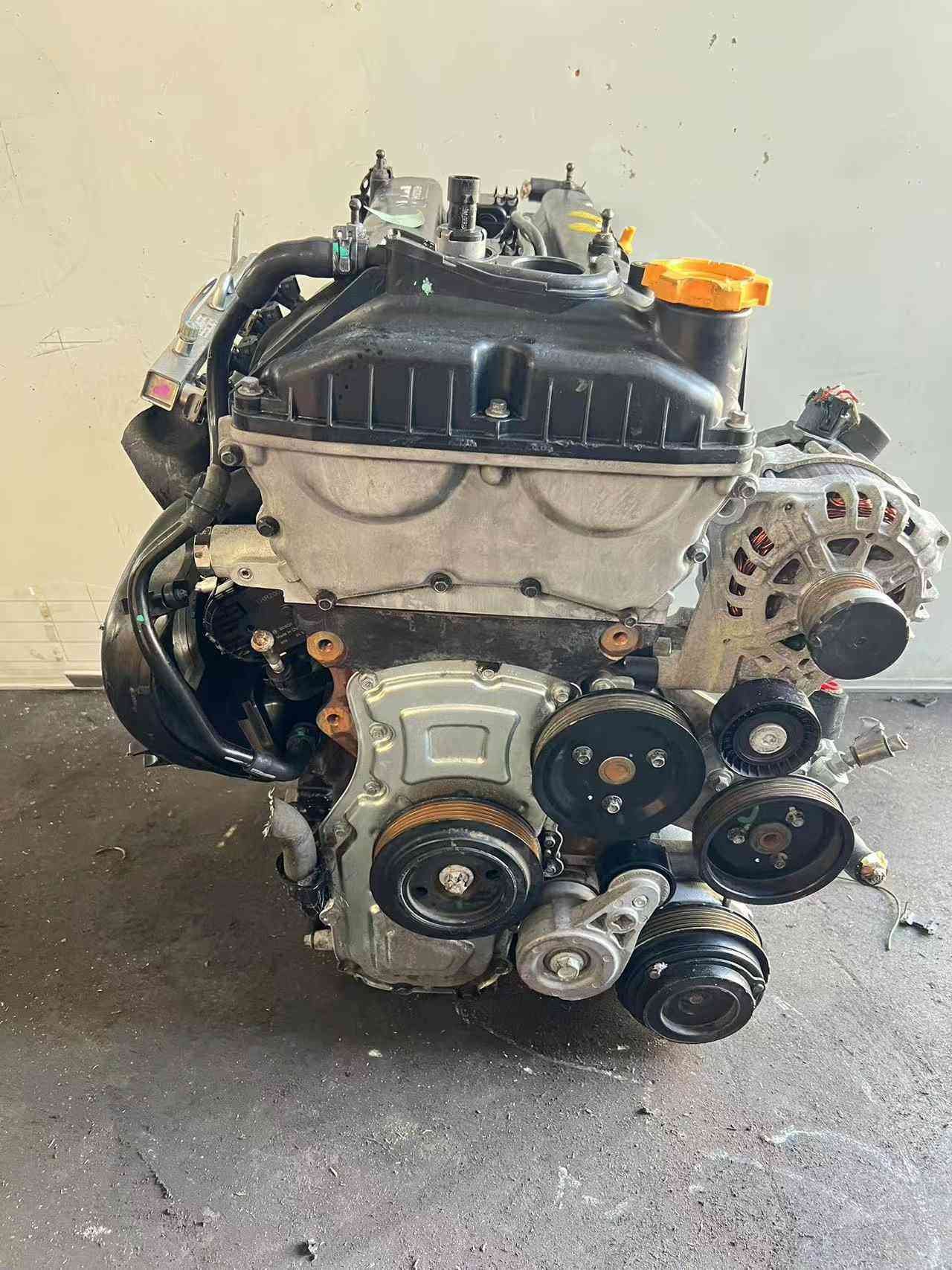 Front angle shot of the Roewe i5 1.5L 15S4U motor, ready for installation.