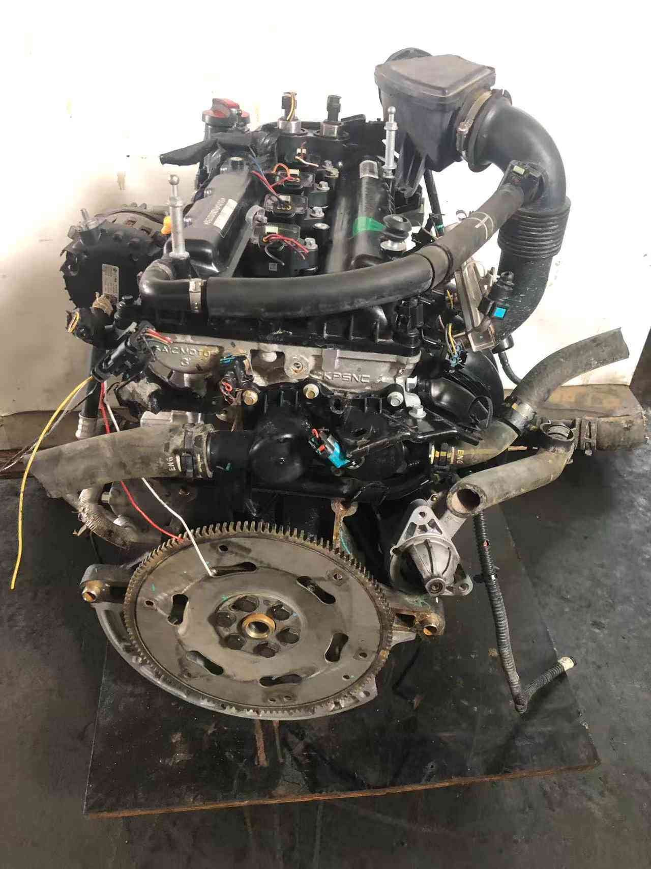 The clean layout of a Roewe RX3 15S4C engine inside the engine compartment.
