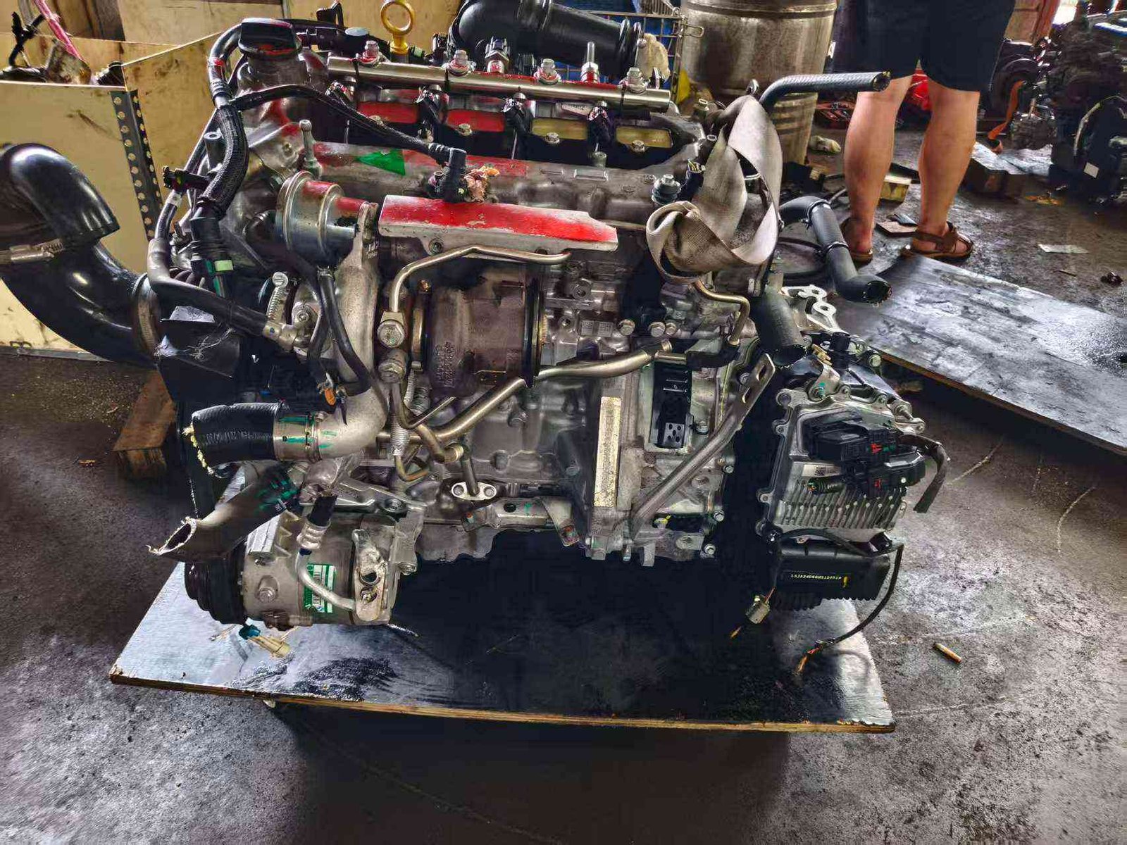Top-down view of the Roewe RX5 1.5T 15E4E engine, showing the iconic engine cover.