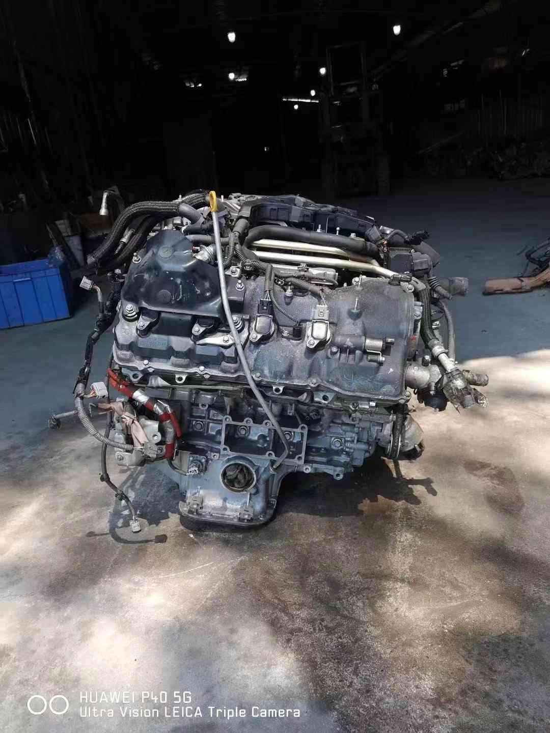 Toyota 2UR V8 engine side angle cylinder head