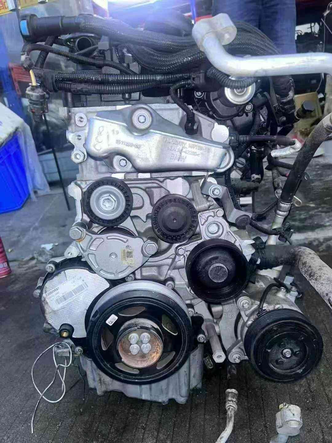 BMW B37C15A complete used engine assembly, product photo