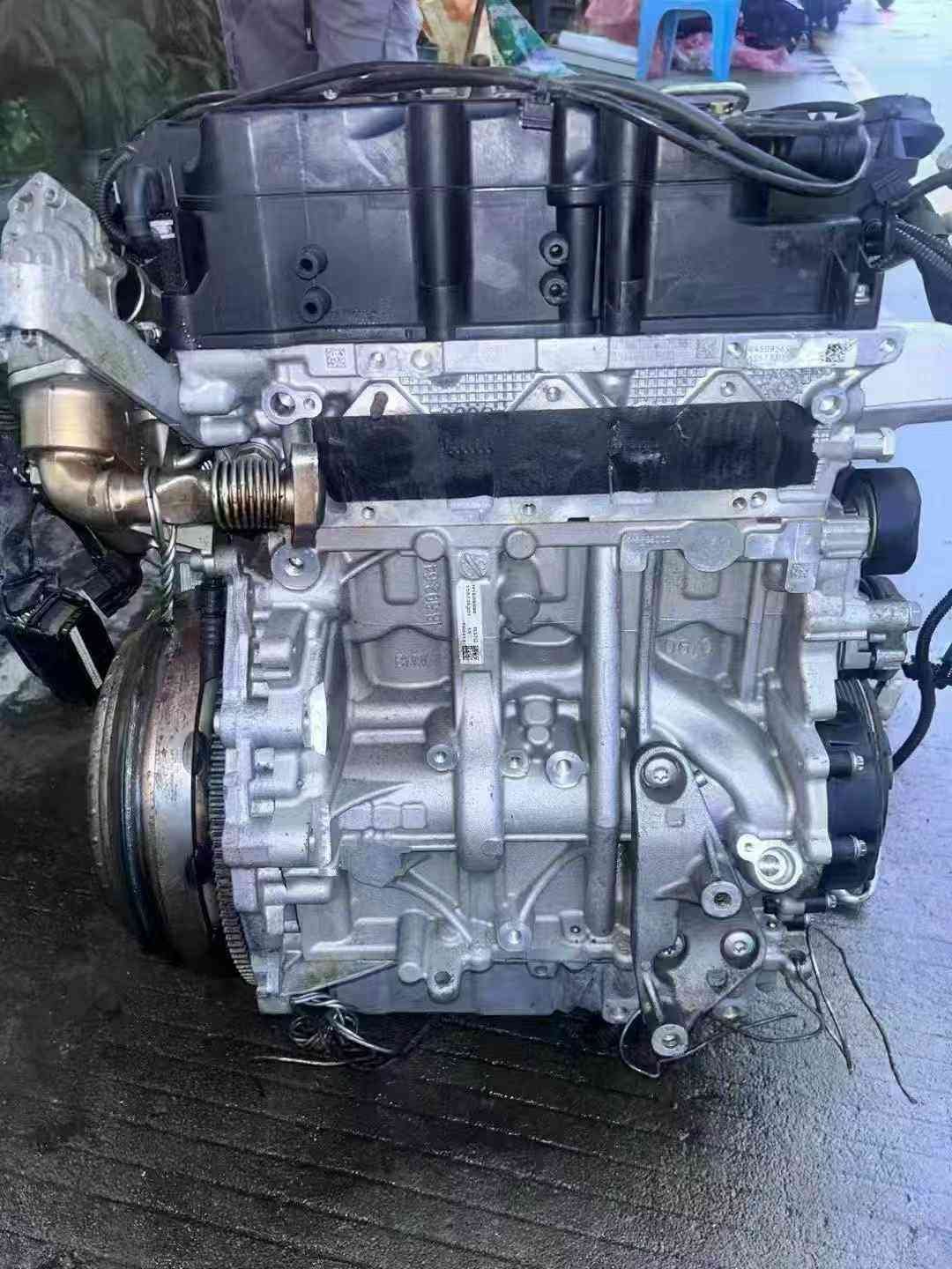 BMW B37C15A complete used engine assembly, product photo