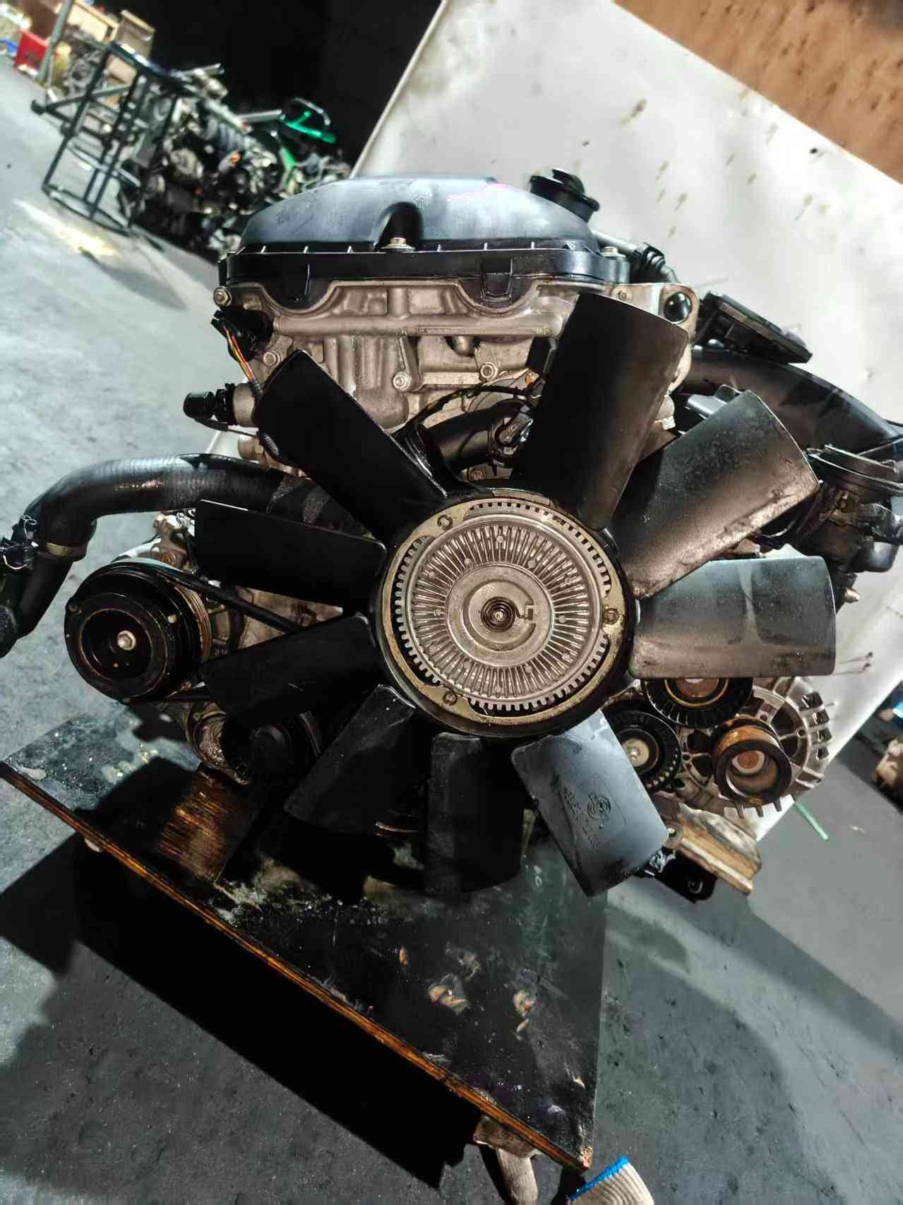 BMW M54B25 complete used engine assembly, product photo