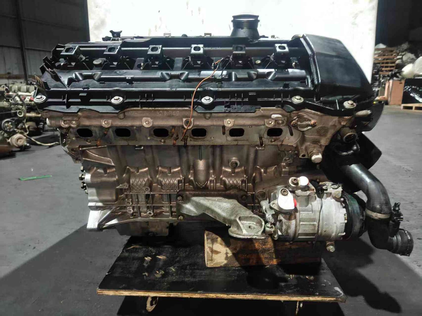 BMW M54B25 complete used engine assembly, product photo